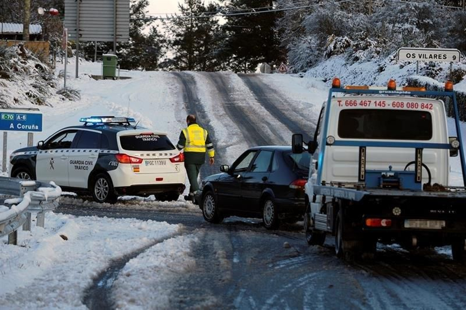 Tráfico parado en la A-6 en Guitiriz, Lugo, debido a la nieve acumulada durante la noche