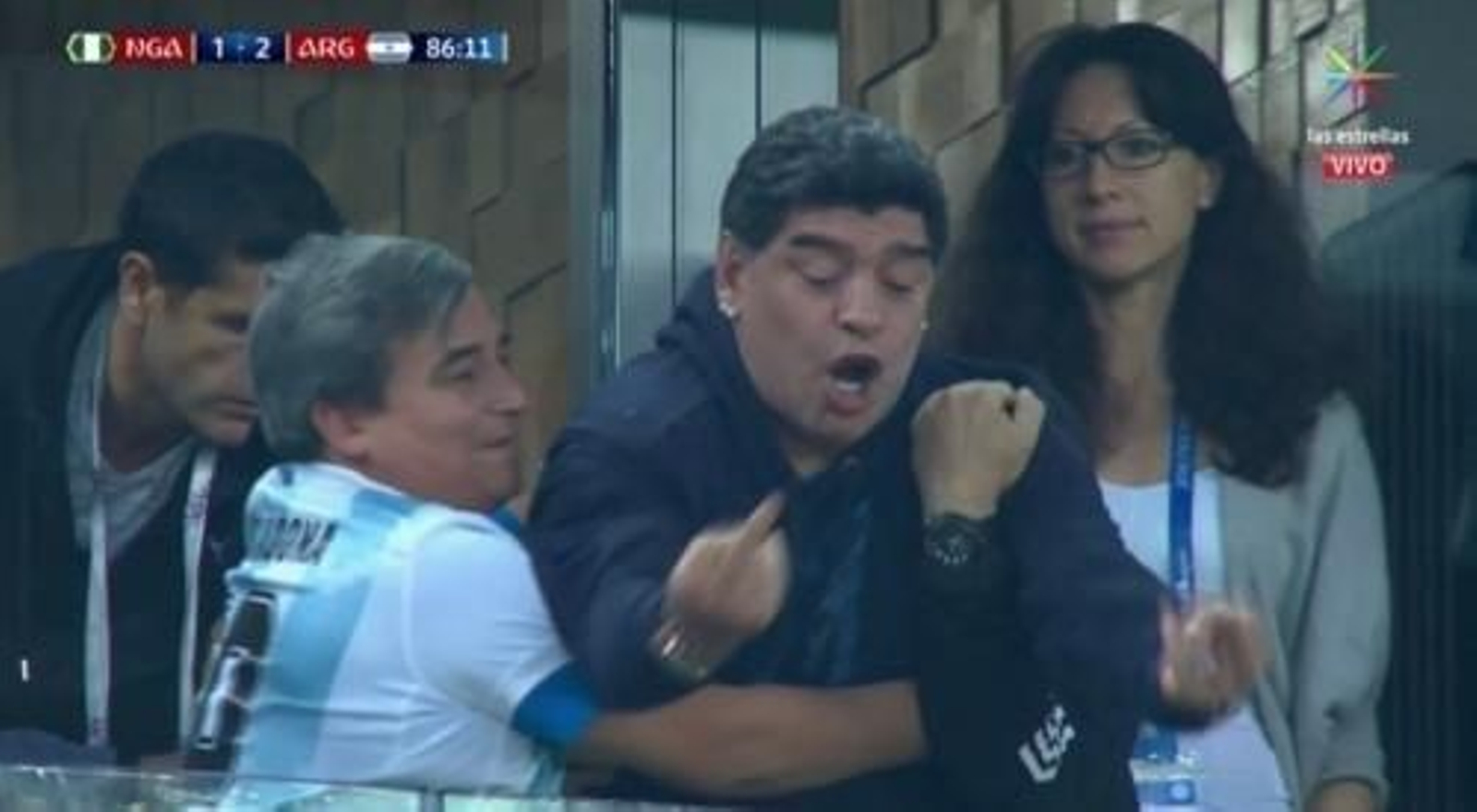 Maradona, protagonista en el palco del Nigeria-Argentina