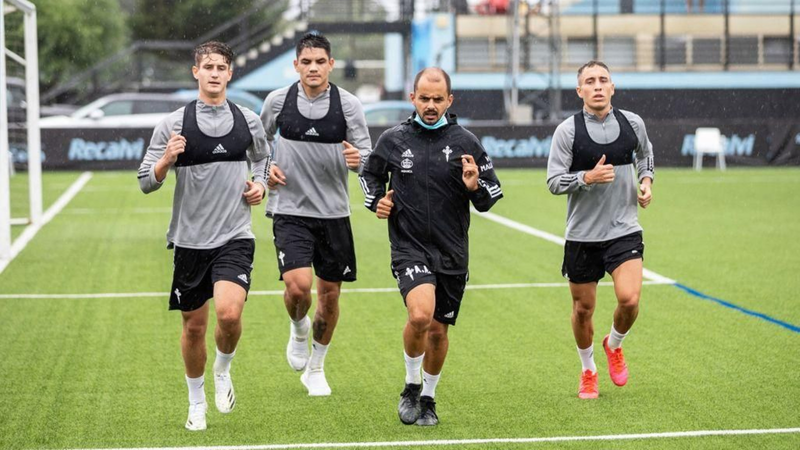 Miguel Baeza, Gabriel 'Toro' Fernández y Emre Mor corren sobre el campo en la jornada de ayer.
