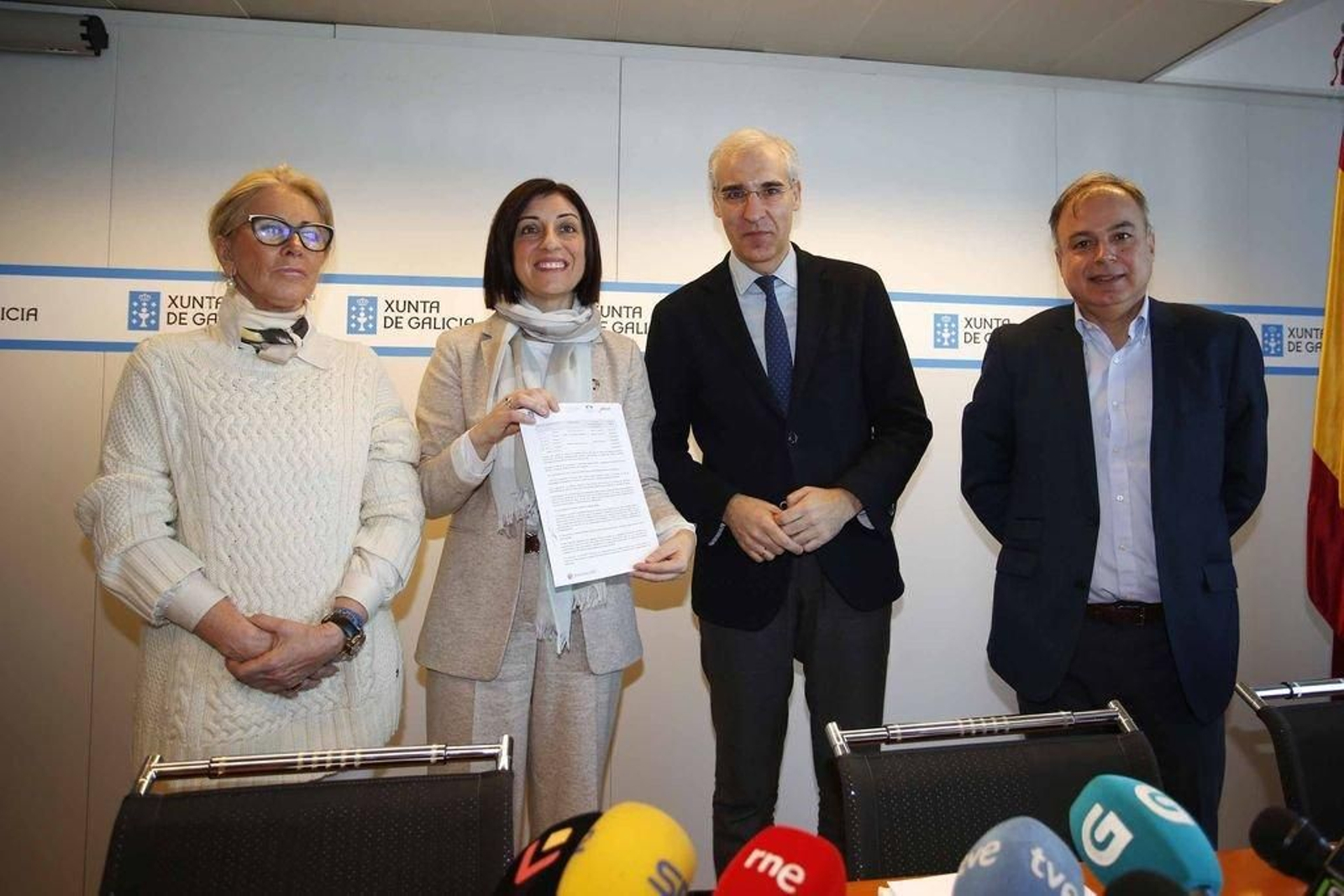 Corina Porro, los conselleiros Ángeles Vázquez y Francisco Conde, con el director del IGVS, Heriberto García, mostrando la firma en la adjudicación de las cinco primeras parcelas de la Plisan a tres empresas.