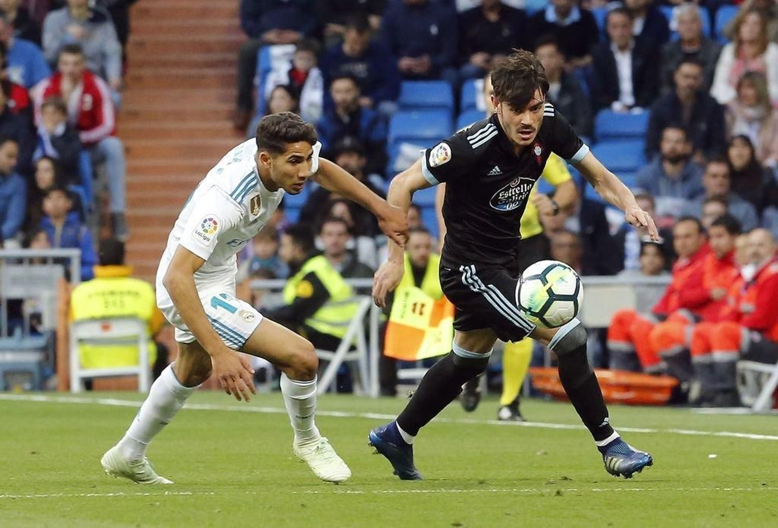 Jozabed trata de marcharse de Achraf en una de sus incursiones por la izquierda en la segunda parte.