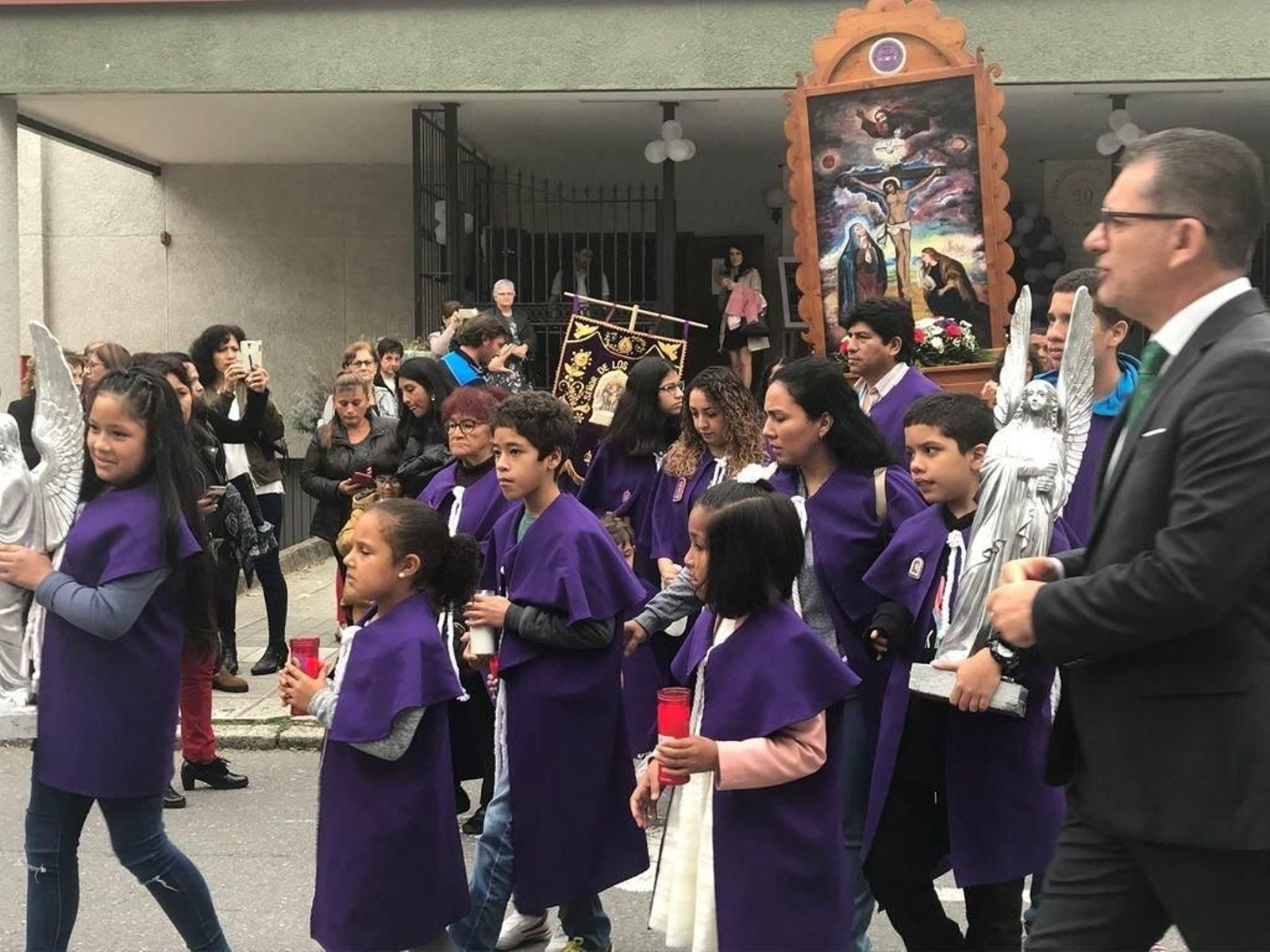 El concejal, durante la procesión, ayer en Vigo.