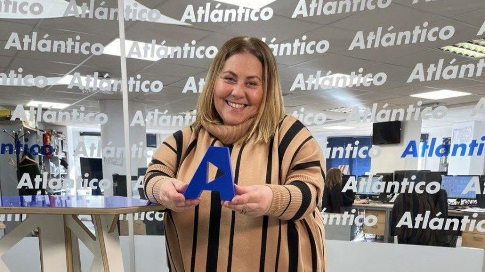 Luz Álvarez en el set de Atlántico TV.