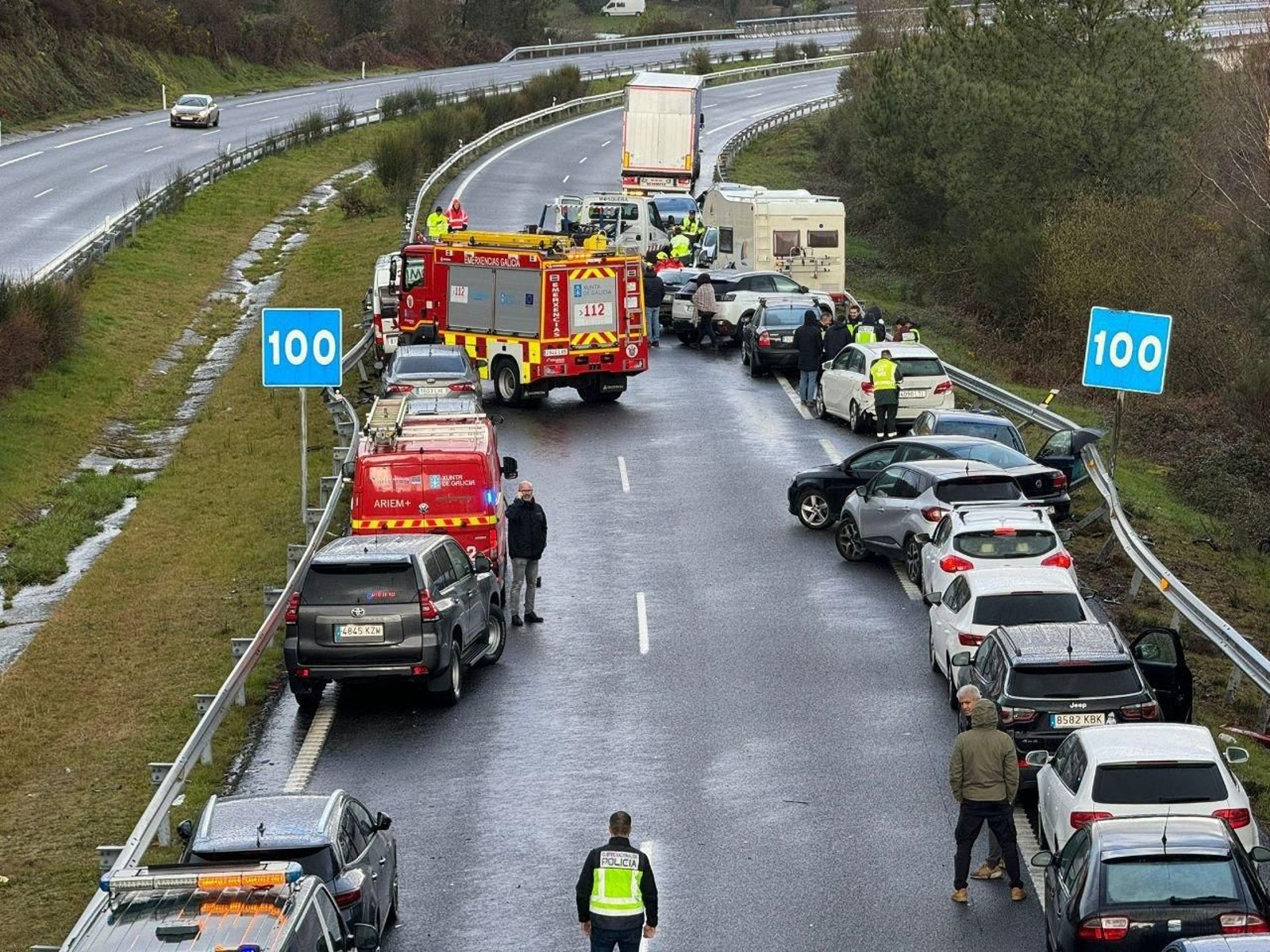 Despliegue por el accidente múltiple en la A-52.