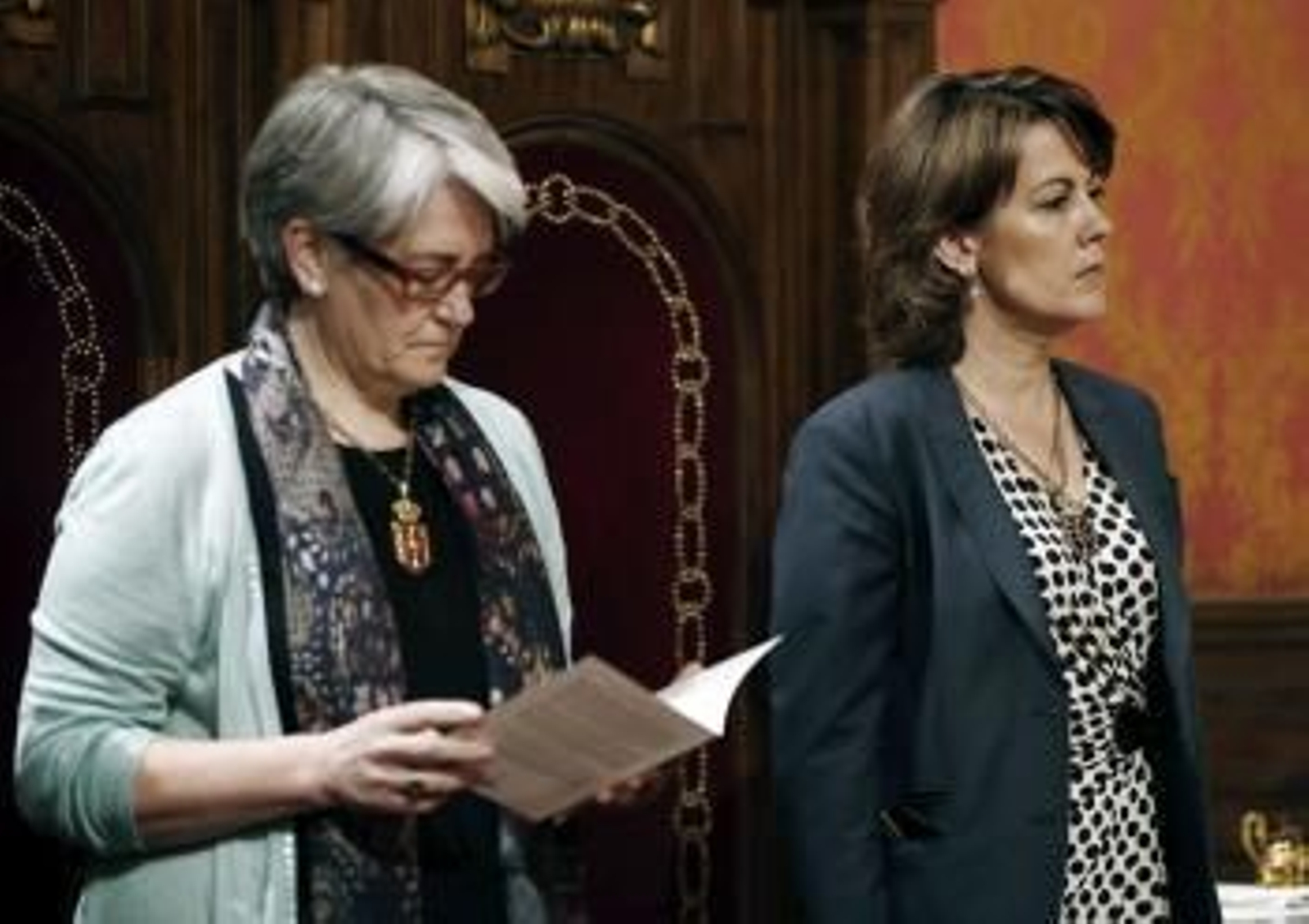 La presidenta del Gobierno de Navarra, Yolanda Barcina, junto a la vicepresidenta Lourdes Goicoechea, durante el acto de recepción al Ángel de Aralar, celebrado esta mañana en el Palacio de Navarra.