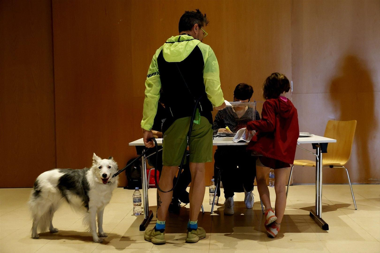 Una familia acudió a votar acompañada de su perro.