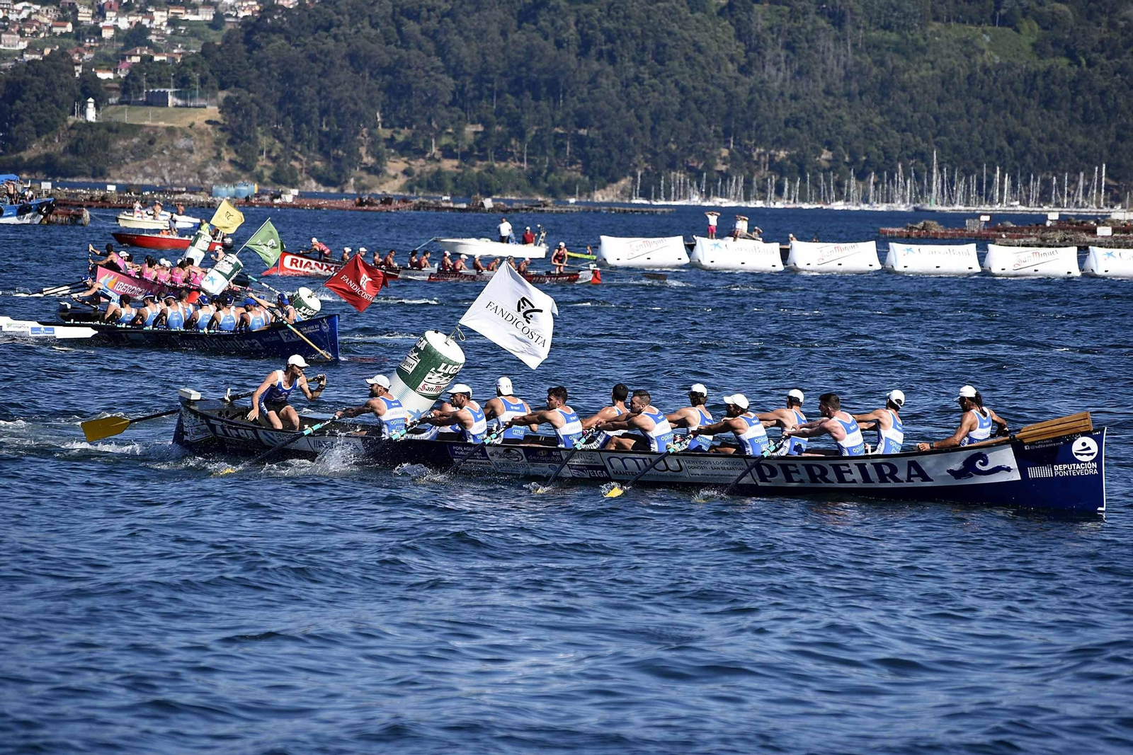 La trainera de Tirán, en primer plano, durante la Bandera de Moaña del año pasado.