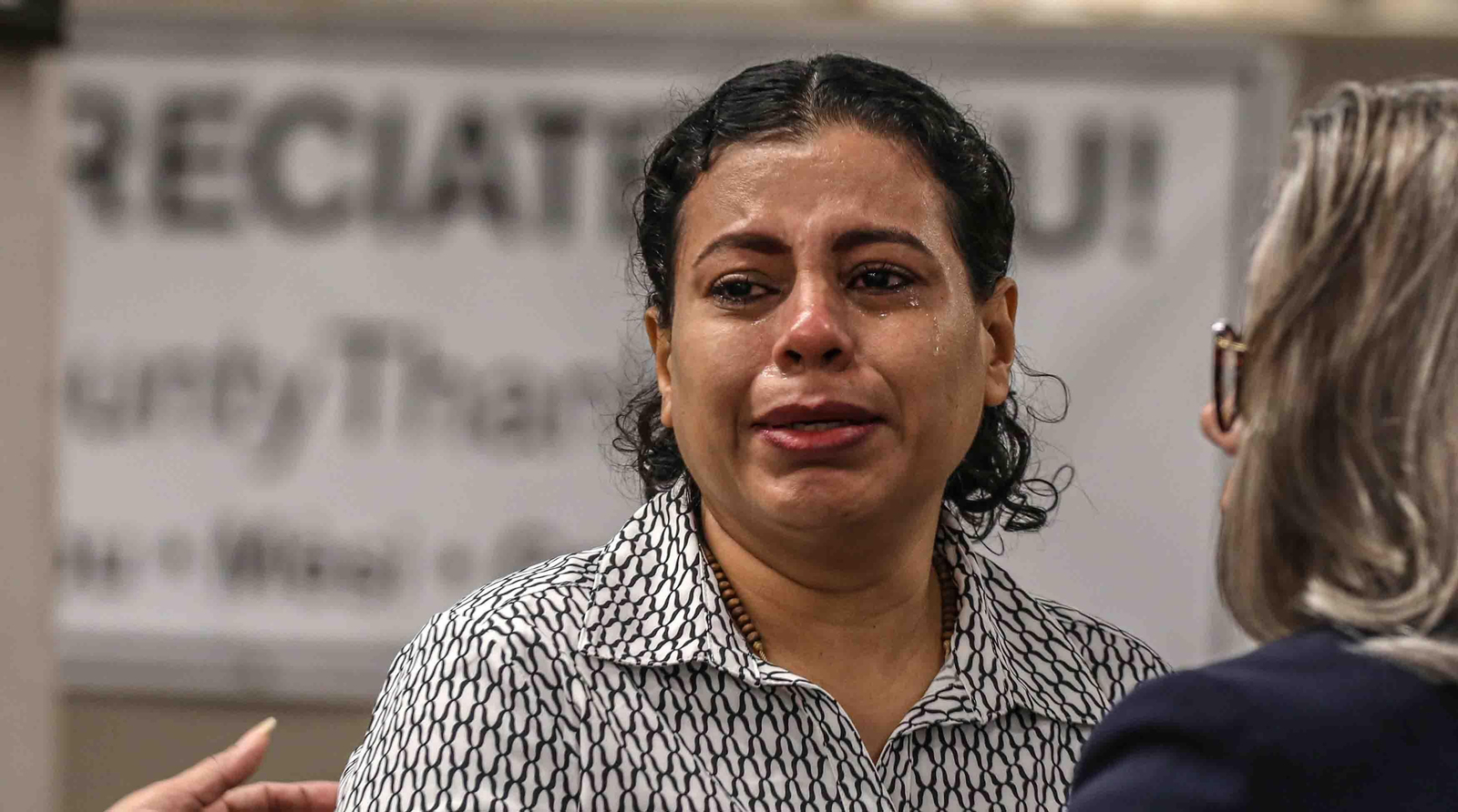 La nicaragüense María José Martínez llora frente a la alcaldesa del condado de Miami-Dade, Daniella Levine Cava (de espaldas), durante una rueda de prensa con los expresos políticos nicaragüenses, en Miami. EFE/Giorgio Viera