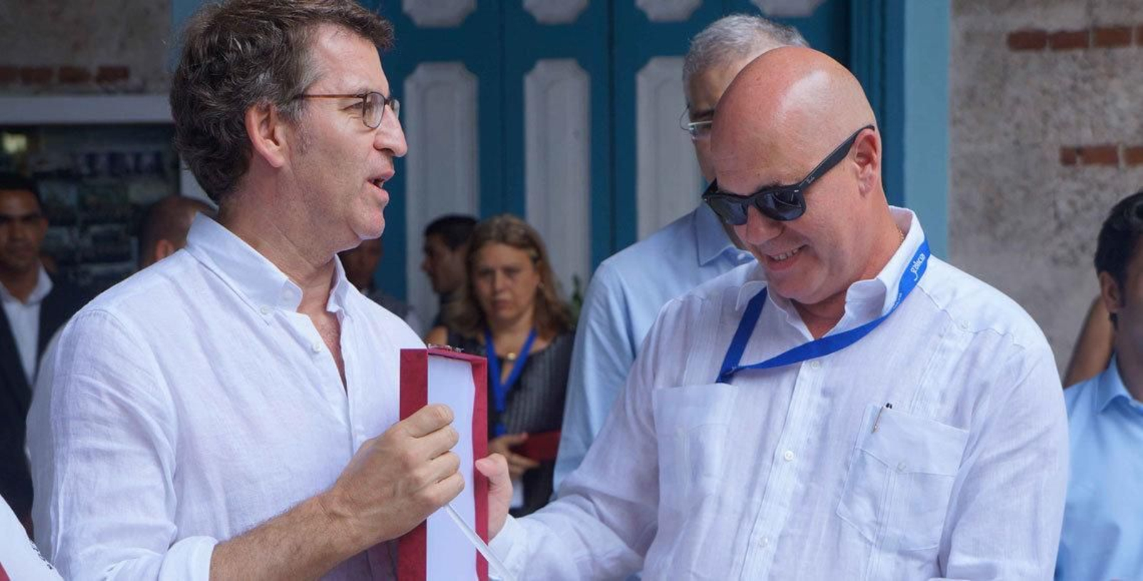 Sergio Toledo recibiendo de manos de Alberto Núñez Feijóo una placa de reconocimiento