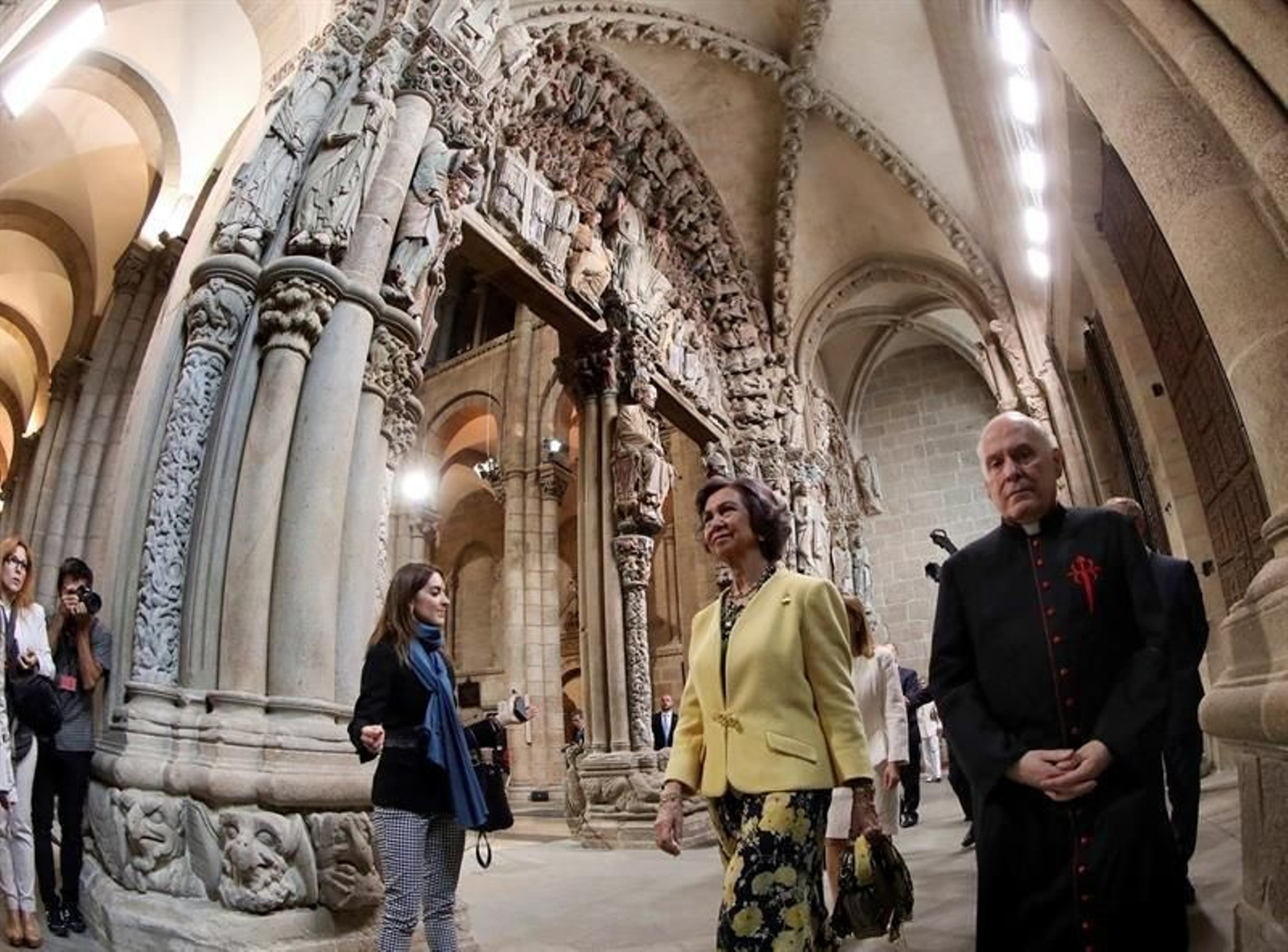 La Reina Sofía acompañada del presidente de la Xunta, Alberto Núñez Feijoo y de la presidenta del Congreso, Ana Pastor