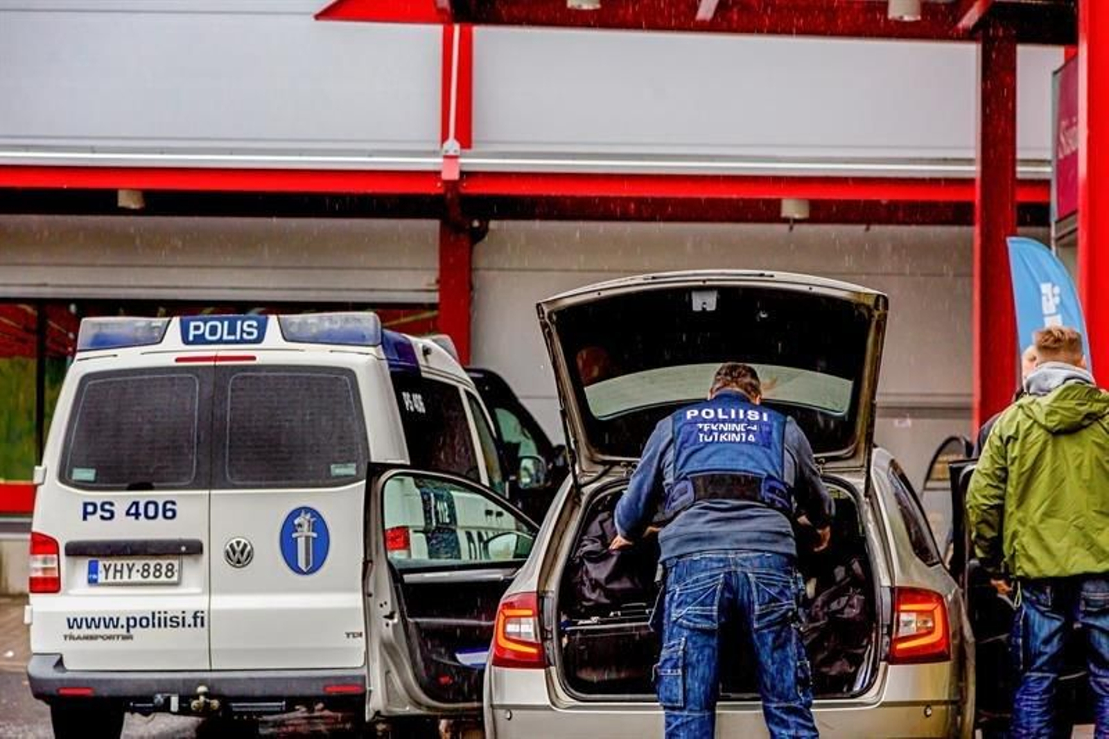 El lugar donde una persona murió y diez resultaron heridas, incluido un oficial de policía en Finlandia