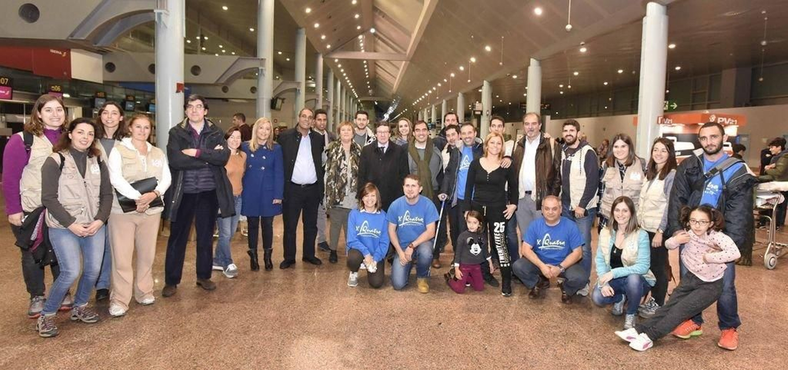 Los voluntarios, acompañados de distintos representantes políticos, entre ellos Ignacio López Chaves y Carlos Font, momentos antes de partir de Peinador.