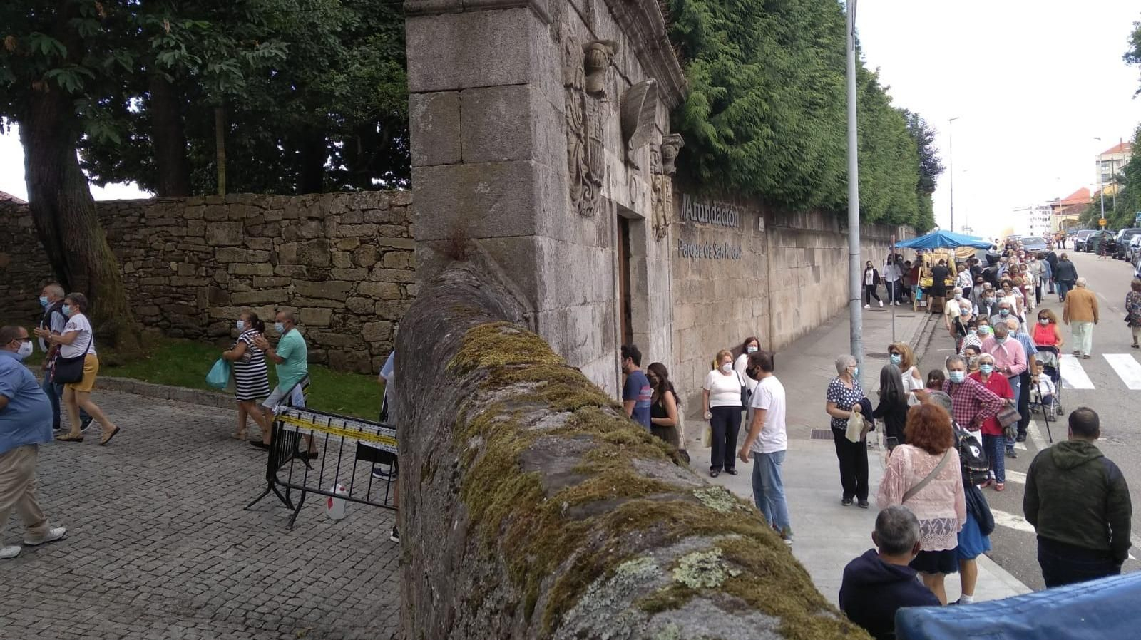 Numerosas personas acceden a la finca de San Roque