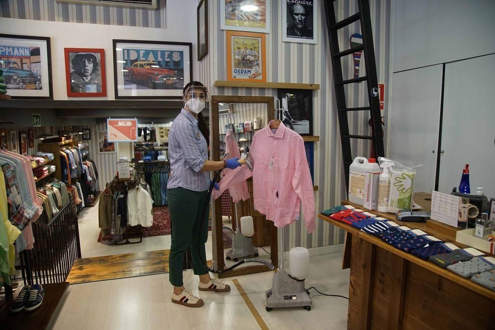 Araceli Pérez, pasando la plancha de vapor a una camisa en el Ganso.