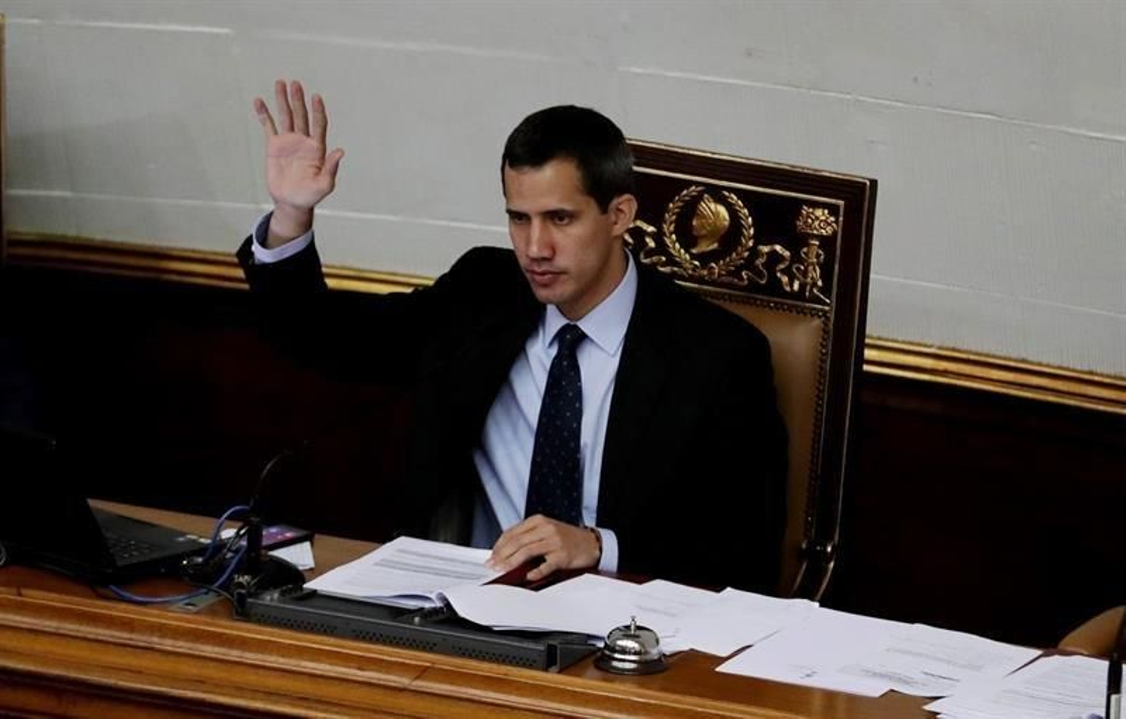 El presidente de la Asamblea Nacional, Juan Guaidó (c)