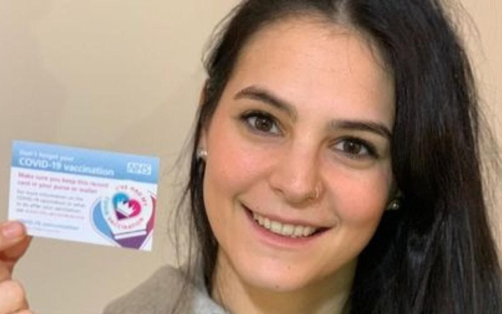 Alba Gómez muestra su carnet de vacunación COVID-19
