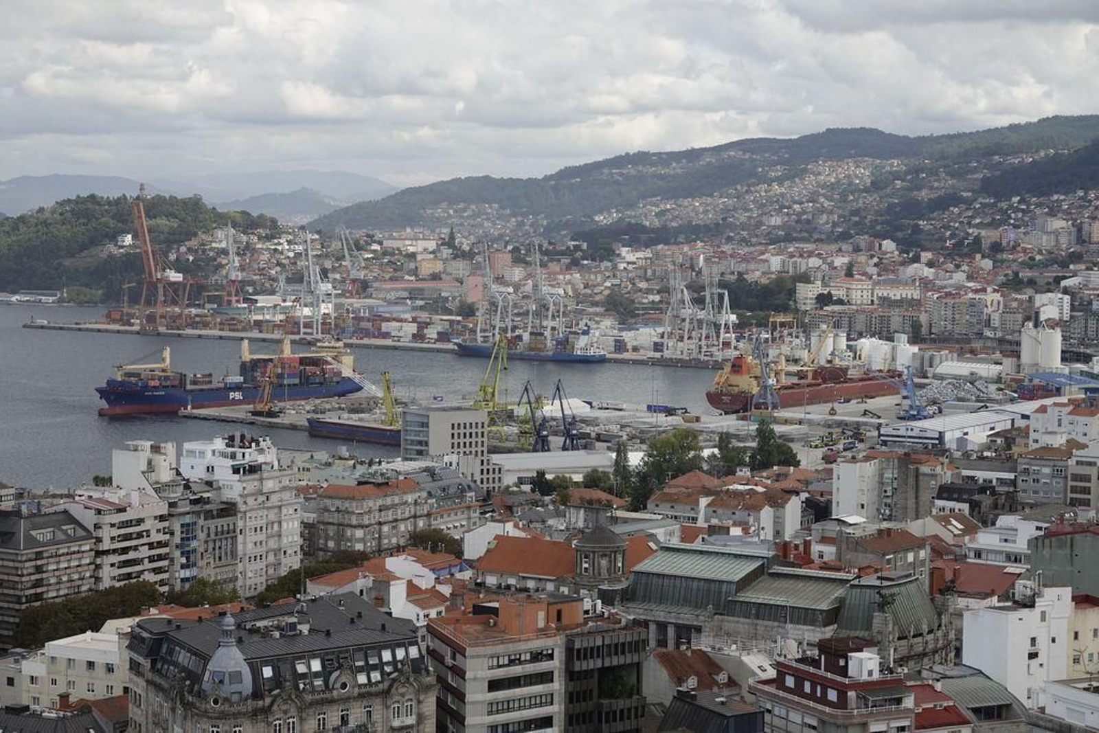 El "Brigitte", atracado en el muelle de Areal, ocupando la totalidad de la plataforma.