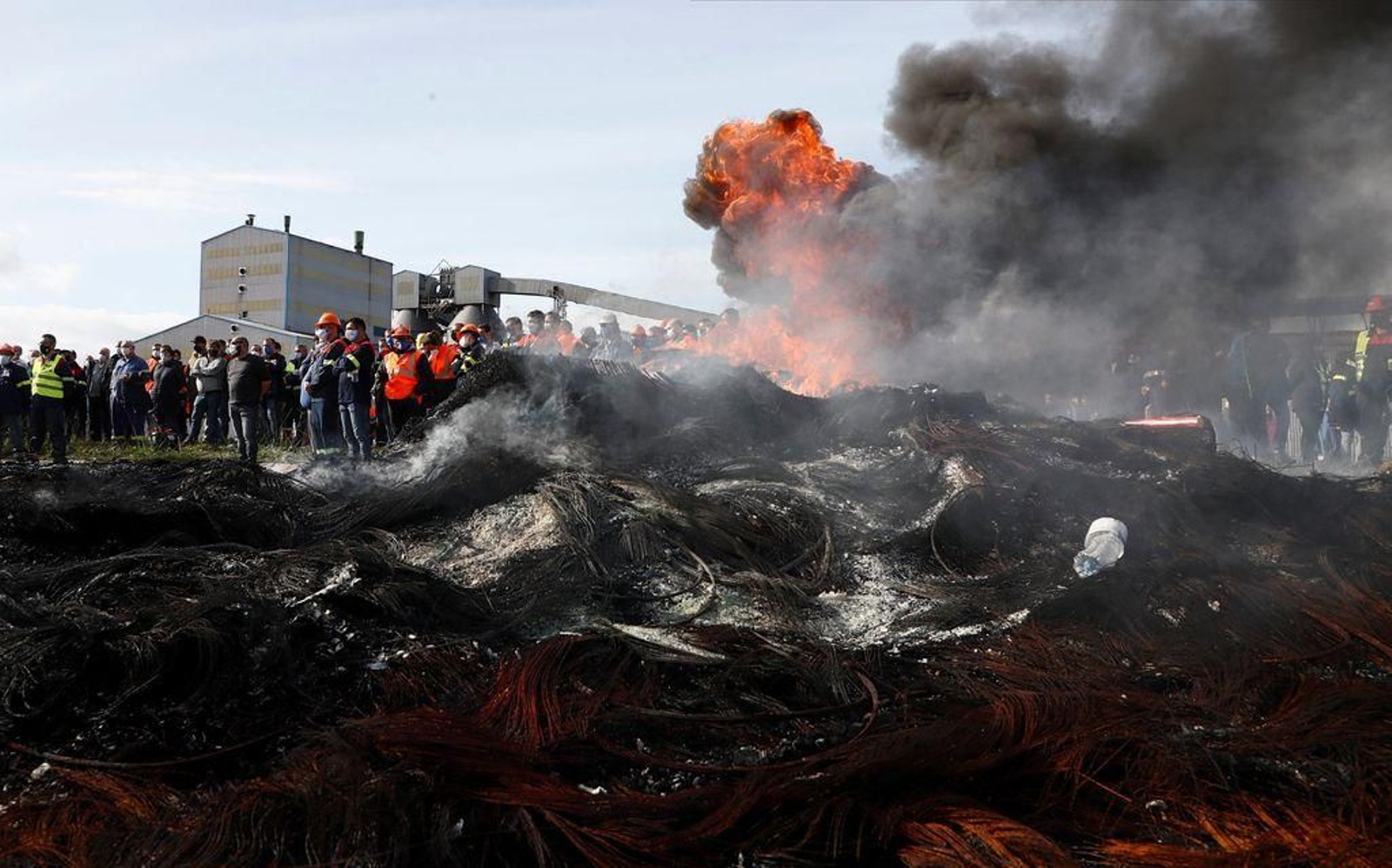 Trabajadores de Alcoa, en una protesta en las inmediaciones de la factoría de San Cibrao.