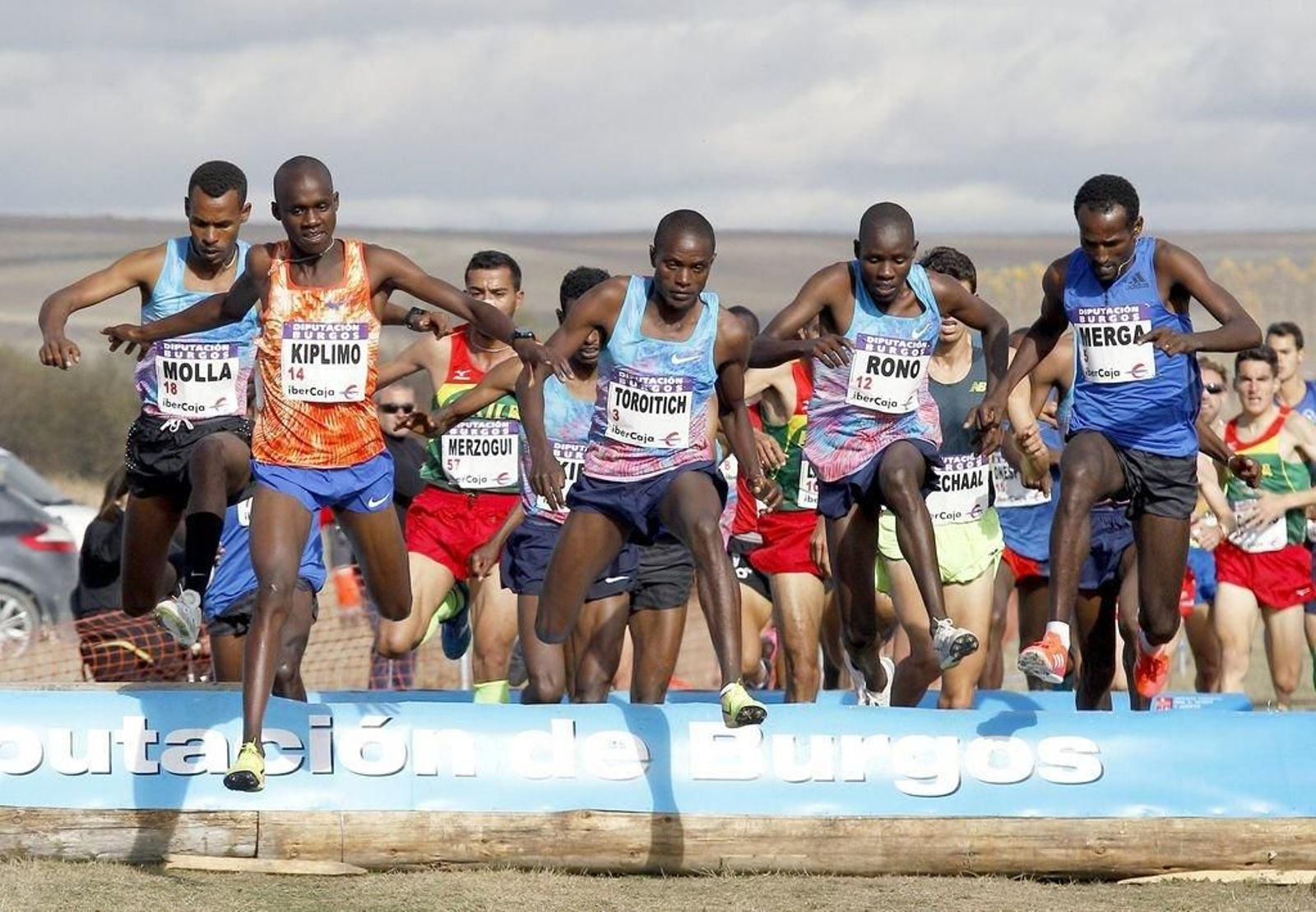 Cabeza de la carrera absoluta masculina ayer en Burgos.