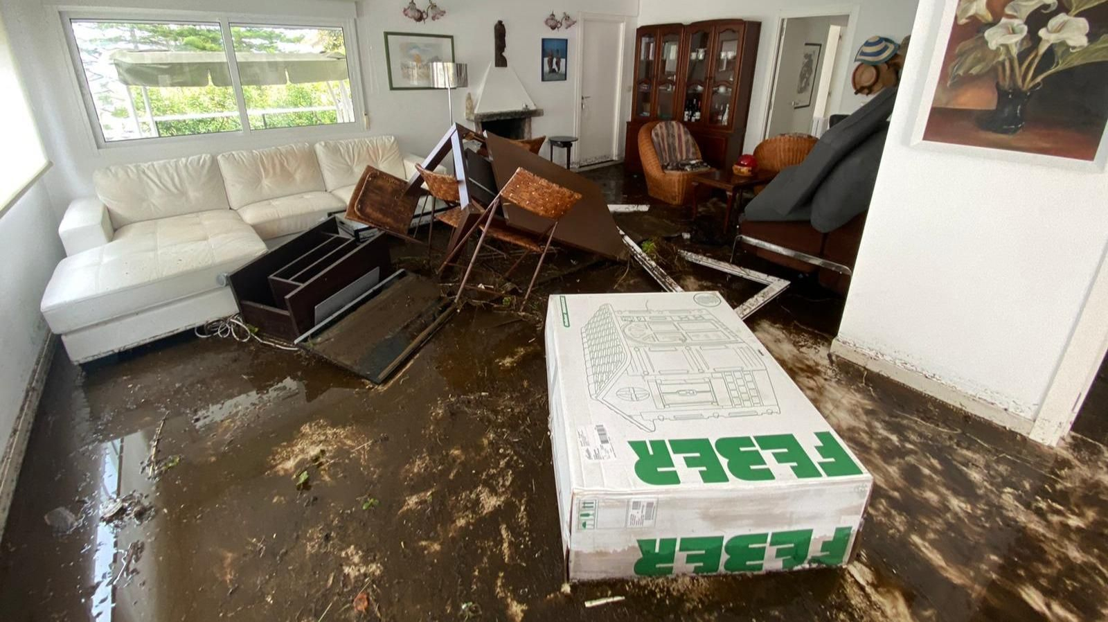 El siniestro no ha causado heridos, ya que la mayor parte de las viviendas son de segunda residencia y el edificio, en ese momento, no estaba habitado // Alberte