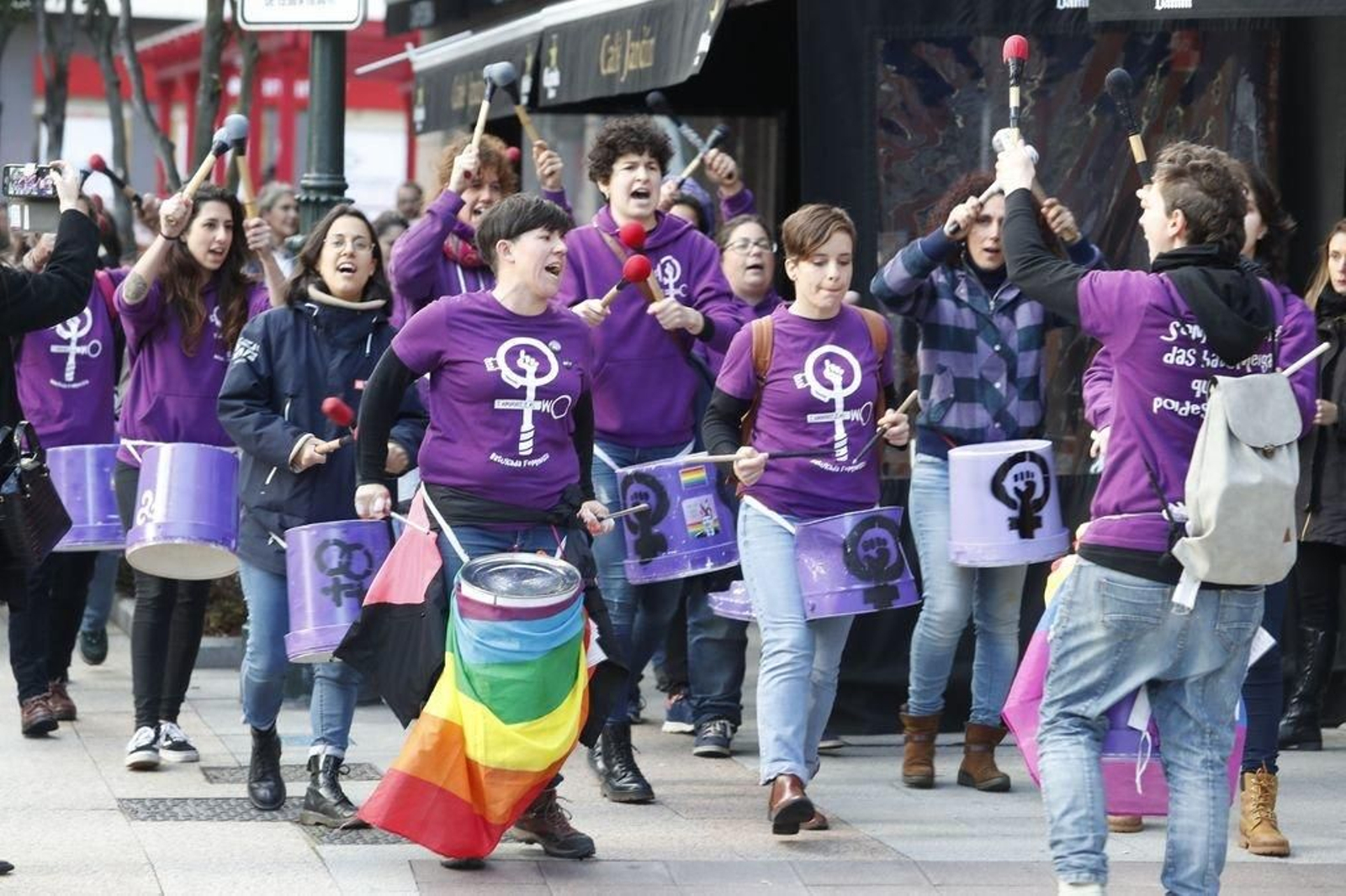La batucada feminista de Nós Mesmas se concentró en la Plaza 8 de Marzo y recorrió Camelias.