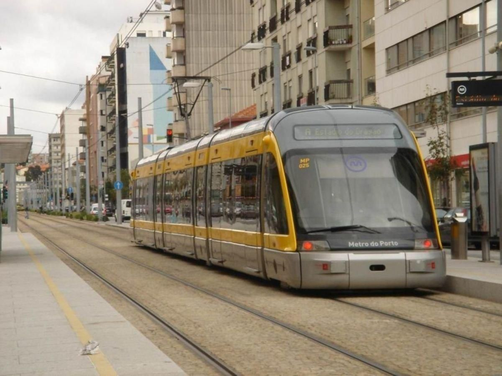 El metro ligero de Oporto, similar a las peticiones viguesas.