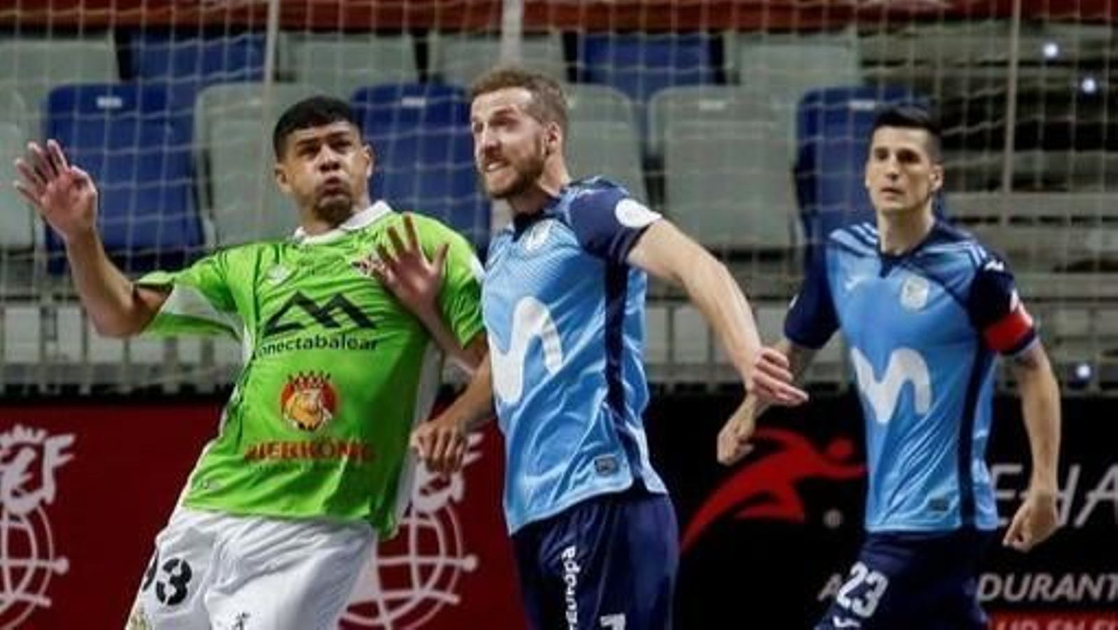 Pola gana de cabeza un balón en la semifinal frente a Palma Futsal.