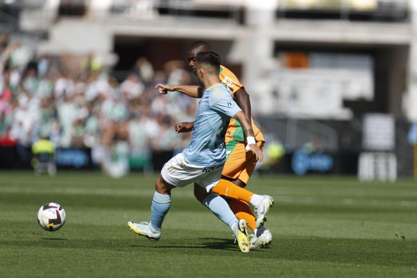El Celta se disputa ante el Betis // J.V. Landín