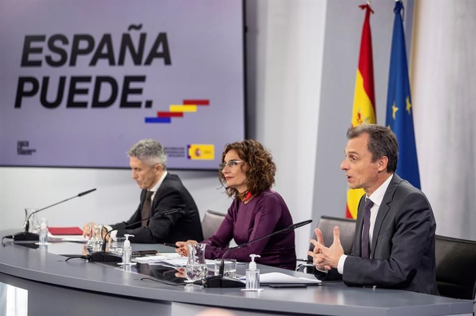 La ministra de Hacienda, María Jesús Montero (c) junto con el ministro de Ciencia, Pedro Duque (d) y el Ministro del Interior, Fernando Grande-Marlaska (i)