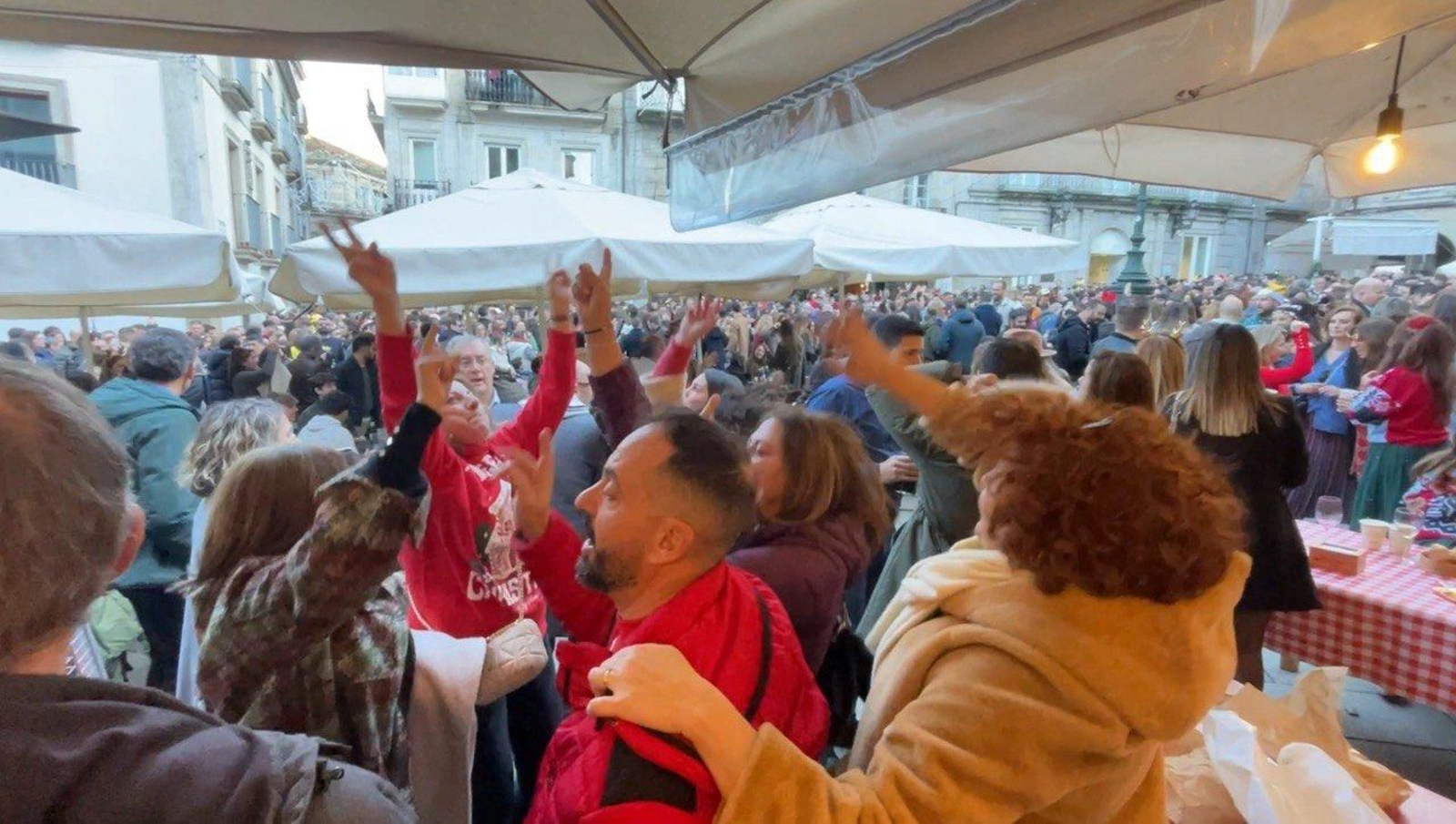 La Plaza de la Constitución de Vigo, completamente llena la tarde del 24 de diciembre.