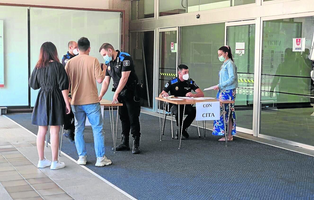 El Concello de Vigo no se ha parado en estos meses de estado de alarma y buena parte de su plantilla ha teletrabajado. Pero esta última semana se ha incrementado la presencia ciudadana, siempre con cita previa.