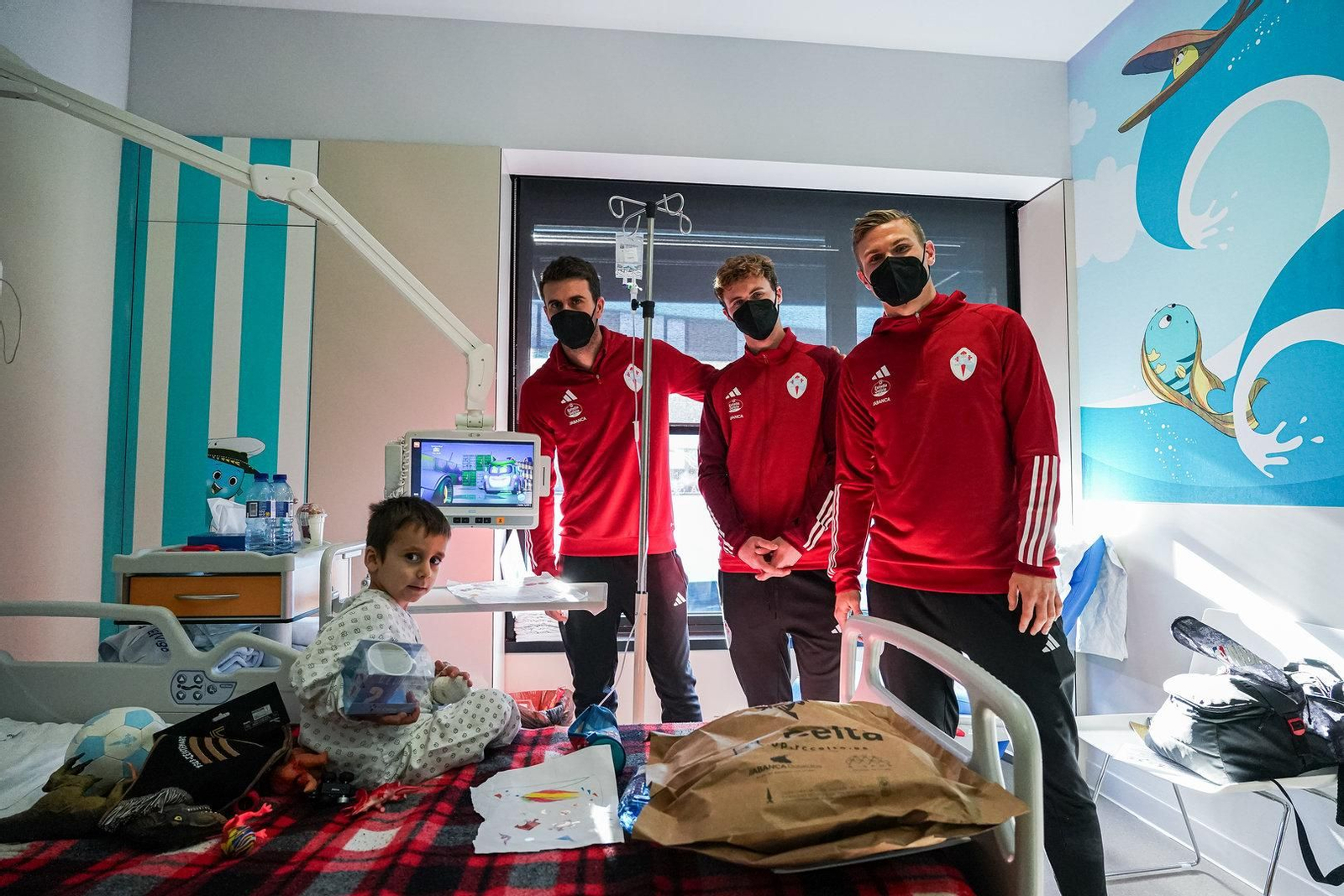Visita a los niños del Álvaro Cunqueiro por los jugadores del Celta.