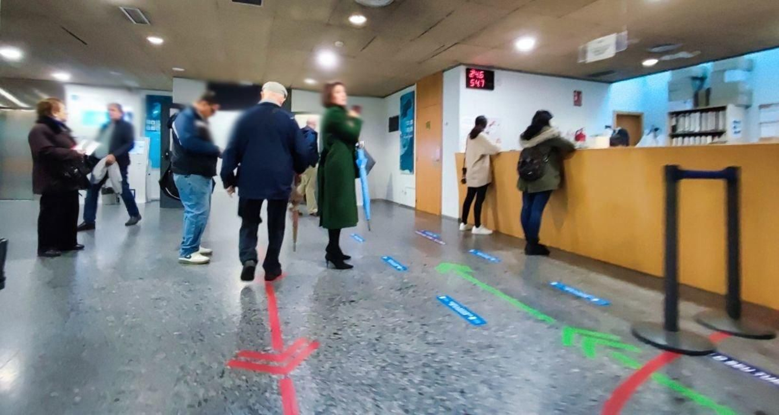 El centro de salud de Rosalía Castro, en la imagen, con pacientes en el vestíbulo principal.