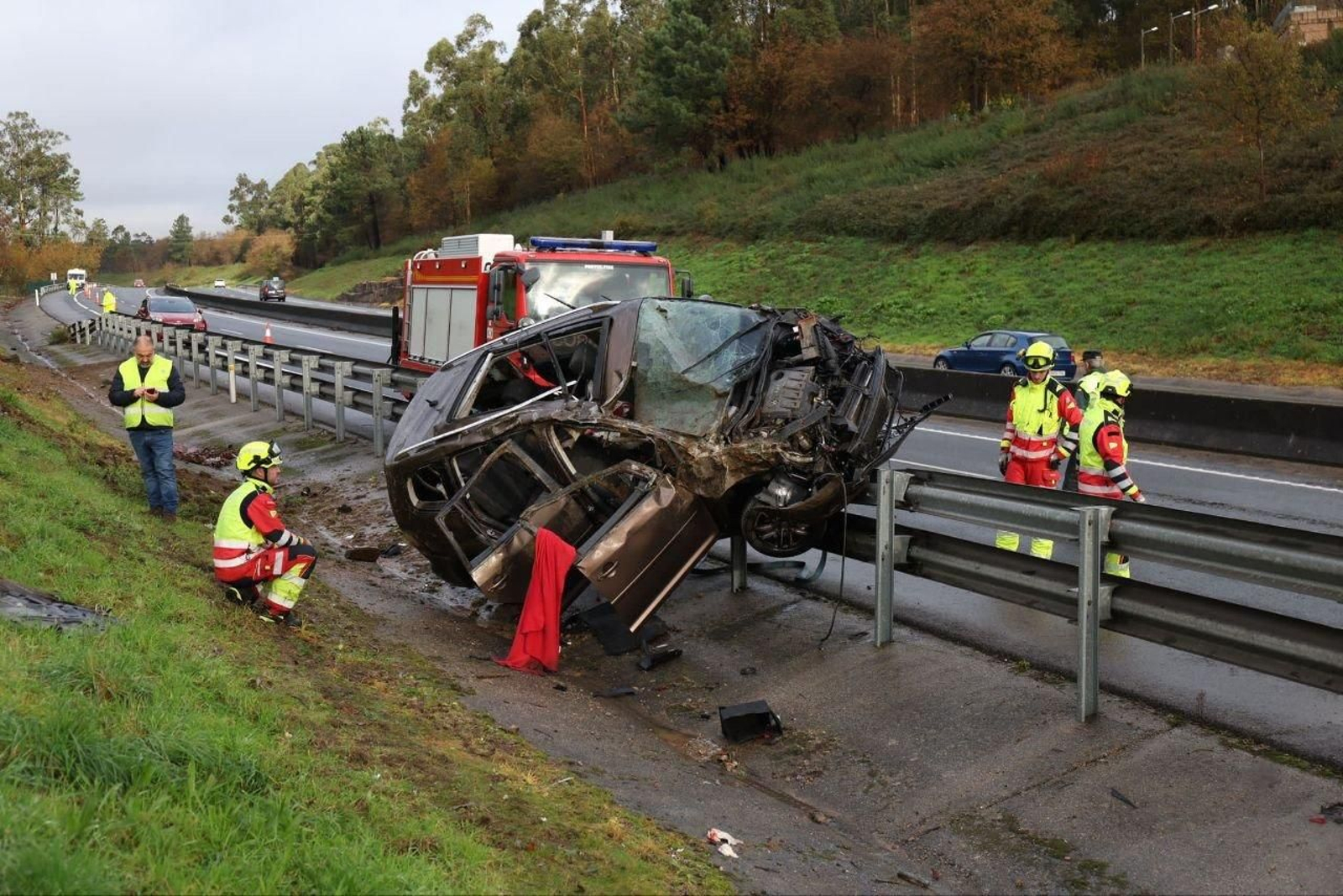 El vehículo quedó encima del quitamiedos.