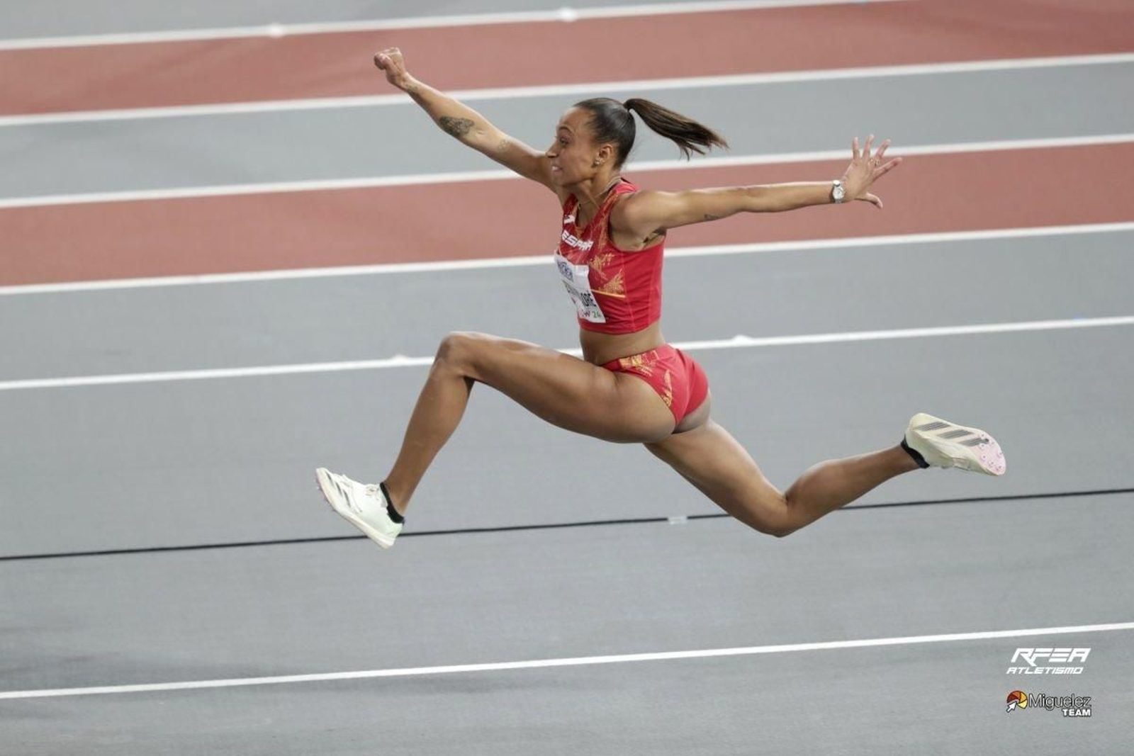 La saltadora de Ribeira ejecuta uno de los dos pasos previos al aterrizaje en su sensacional concurso de ayer en la ciudad escocesa de Glasgow.