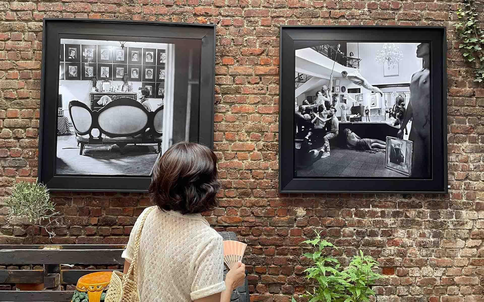 Retratar a familias desde Asia hasta América que mantienen la herencia cultural de sus antepasados españoles tras más de cuatro siglos es el hilo conductor de la muestra "Entremuros", del fotógrafo español Bernardo Aja, que se expone en Bruselas. EFE/Diana Giambona