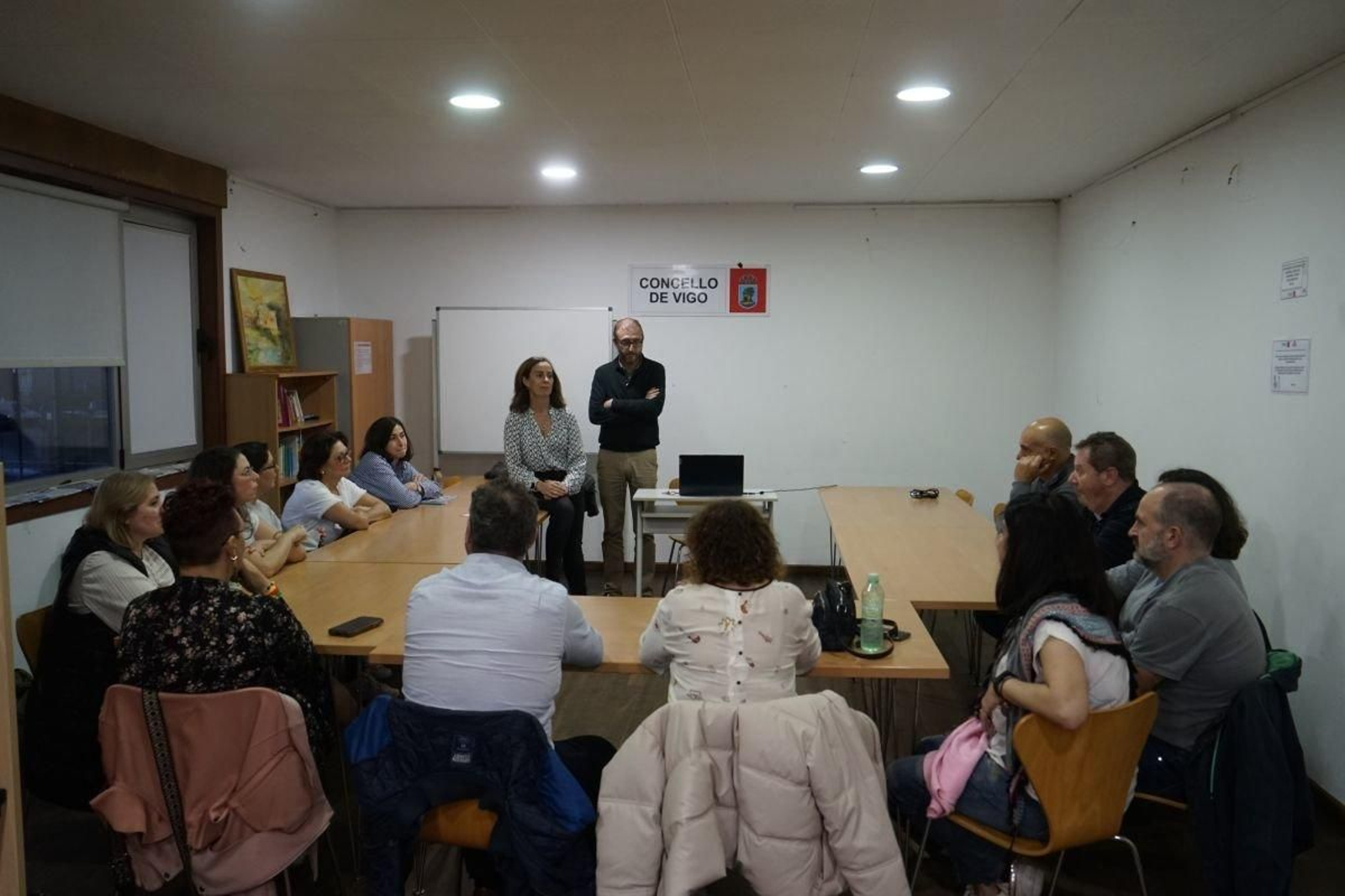Los psicólogos Daniel J. López Vega y Nuria Moncayo, ayer durante la charla en Teis.