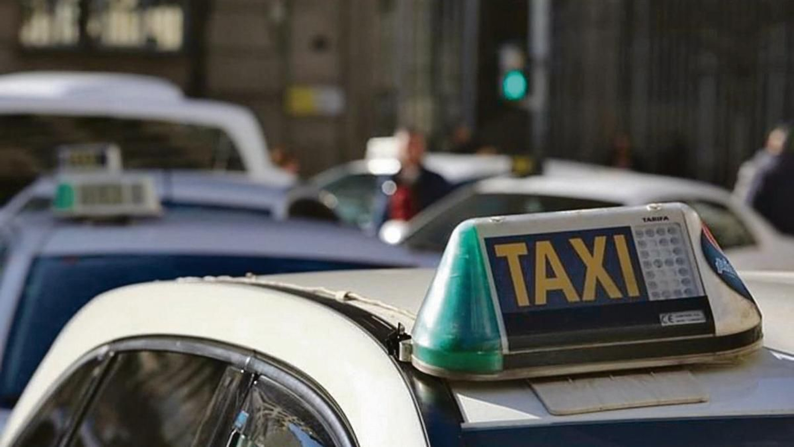 Taxis estacionados en una parada.