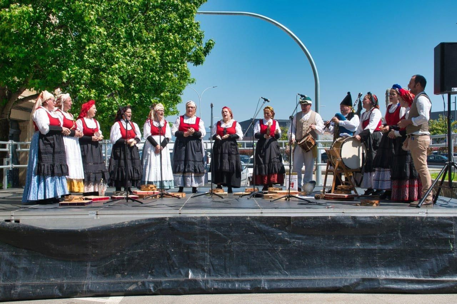 La gente se atuendó de época.