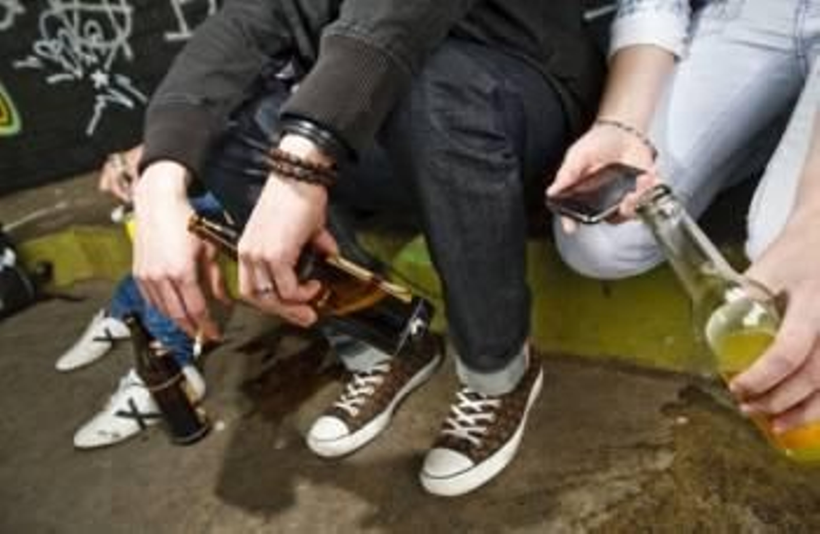 Una costumbre habitual en España entre los jóvenes es el 'botellón' en calles y plazas públicas.