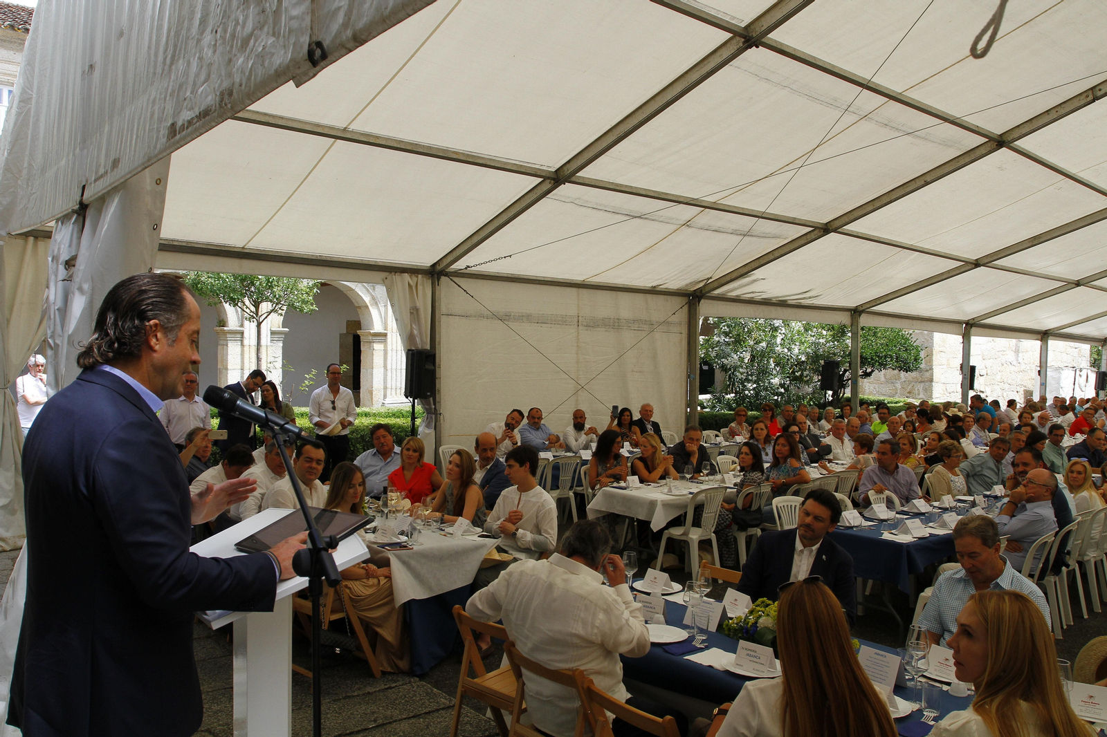 Juan Carlos Escotet, presidente de Abanca, dirigiéndose a los asistentes a la Romería.