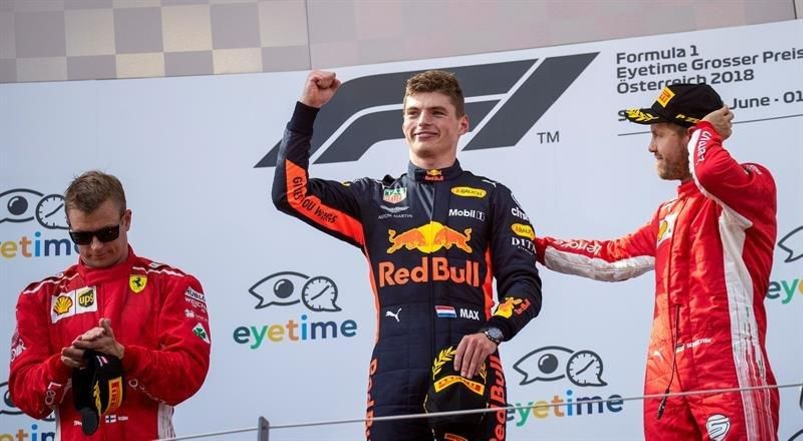 El vencedor del GP de Austria, Max Verstappen (c), en el podio, junto a los pilotos de Ferrari, Sebastian Vettel (d) y Kimi Raikkonen (i).