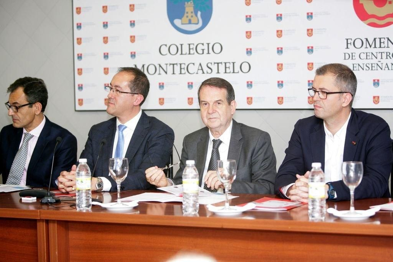 El director del colegio, segundo a la izquierda, y el alcalde.