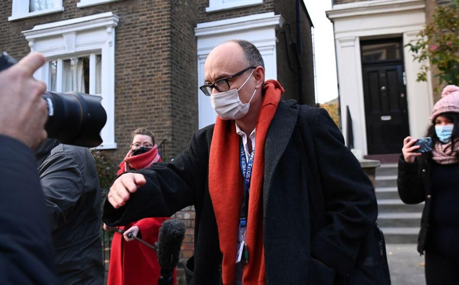 El ex consejero del primer ministro británico, Dominic Cummings, saliendo de su casa en Londres.