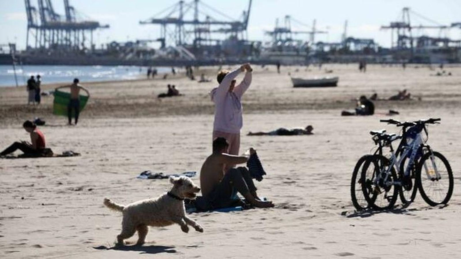 Varias personas disfrutan de la playa de la Malvarrosa de Valencia el pasado 31 de enero.