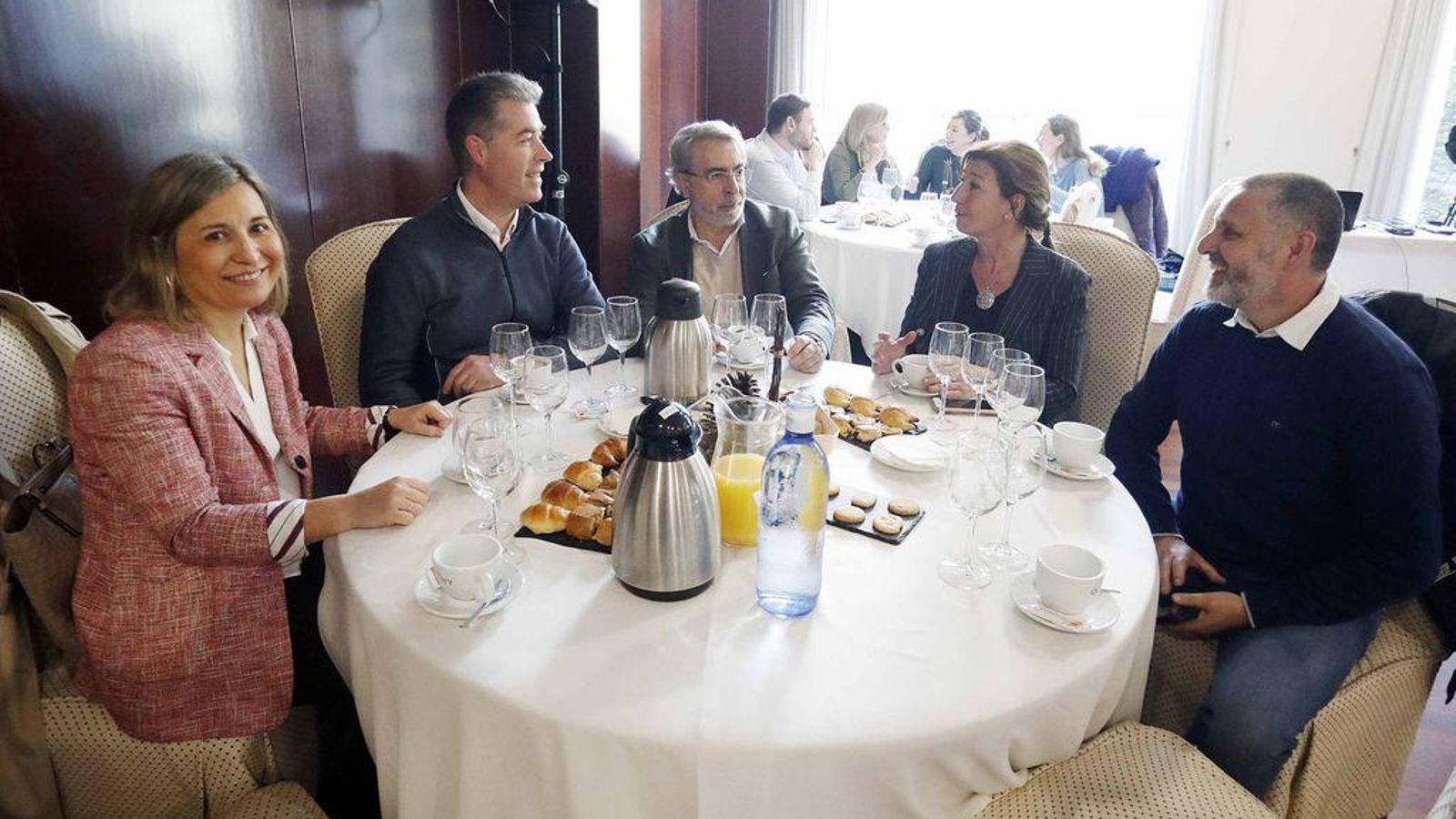Entre el público del Foro Atlántico estuvieron presentes Luisa Rivas, Roberto Pérez, Álvaro Álvarez, Sara Alonso y Juan José Romero.