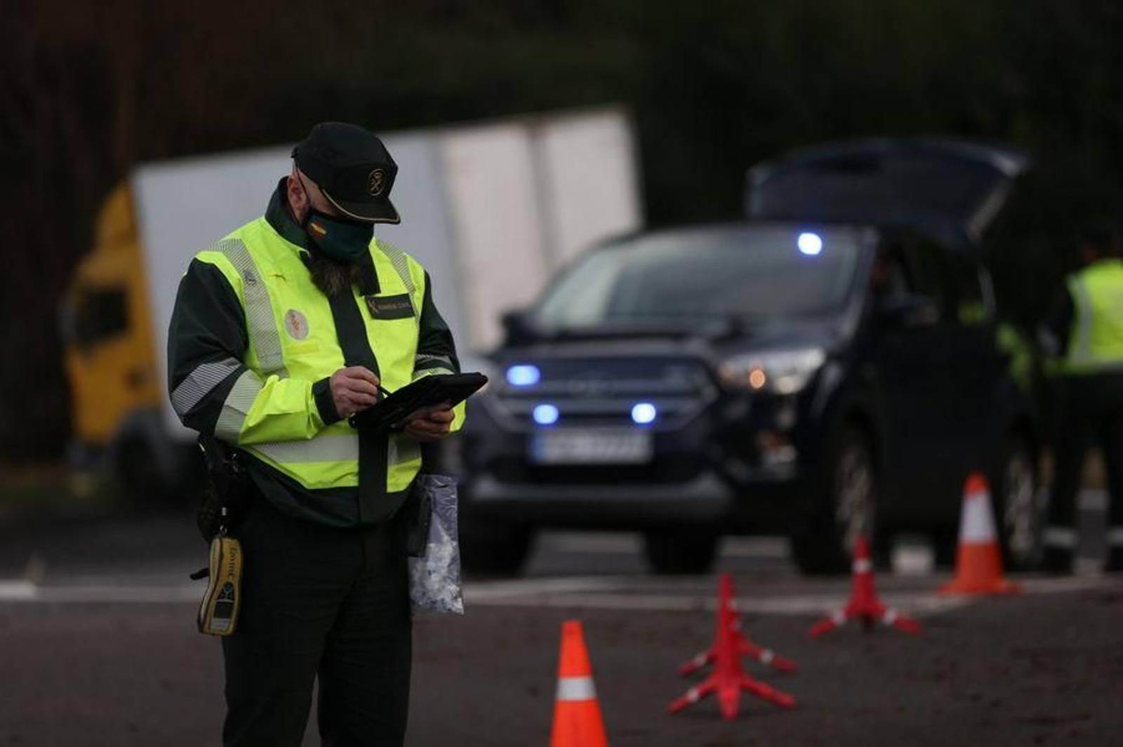 La Guardia Civil realiza controles en los accesos a la ciudad para vigilar la movilidad // Alberte
