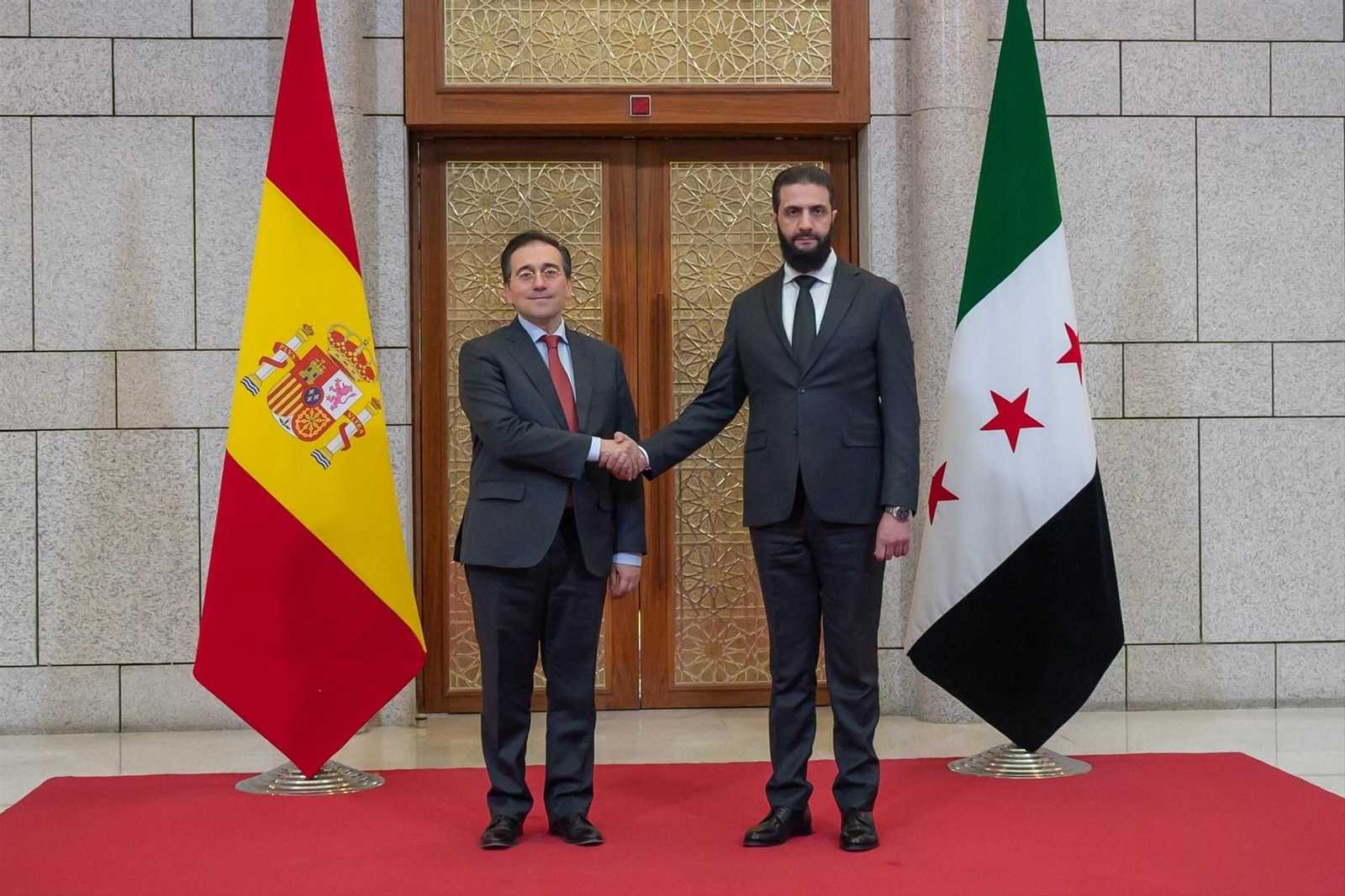 El ministro de Asuntos Exteriores,  se ha mostrado partidario de un levantamiento gradual de las sanciones a Siria tras reunirse con el nuevo 'líder de facto' del país, Ahmed al Shara.