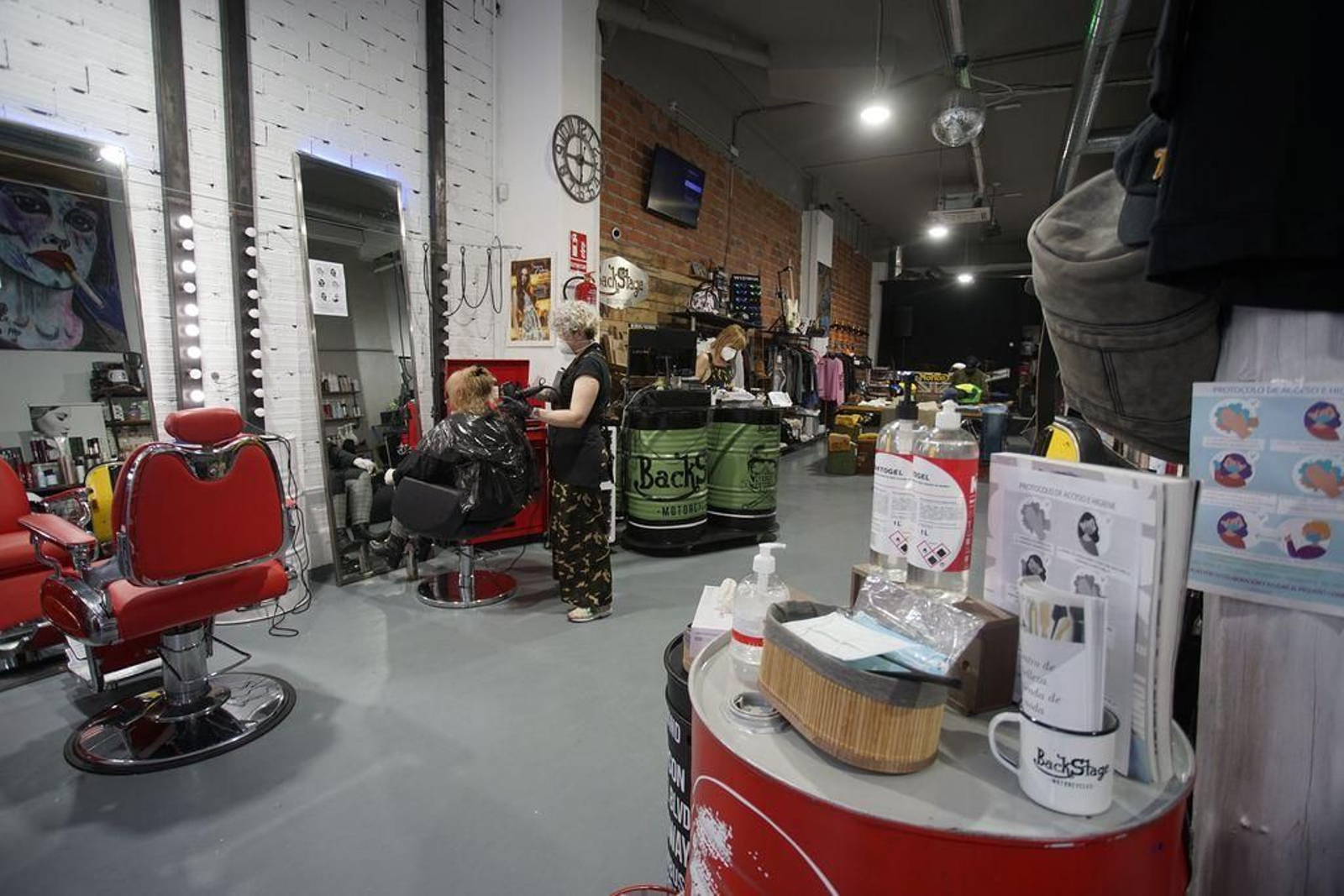 Con reducción de aforo, los salones de peluquería trabajaron a contrarreloj para respetar las citas.