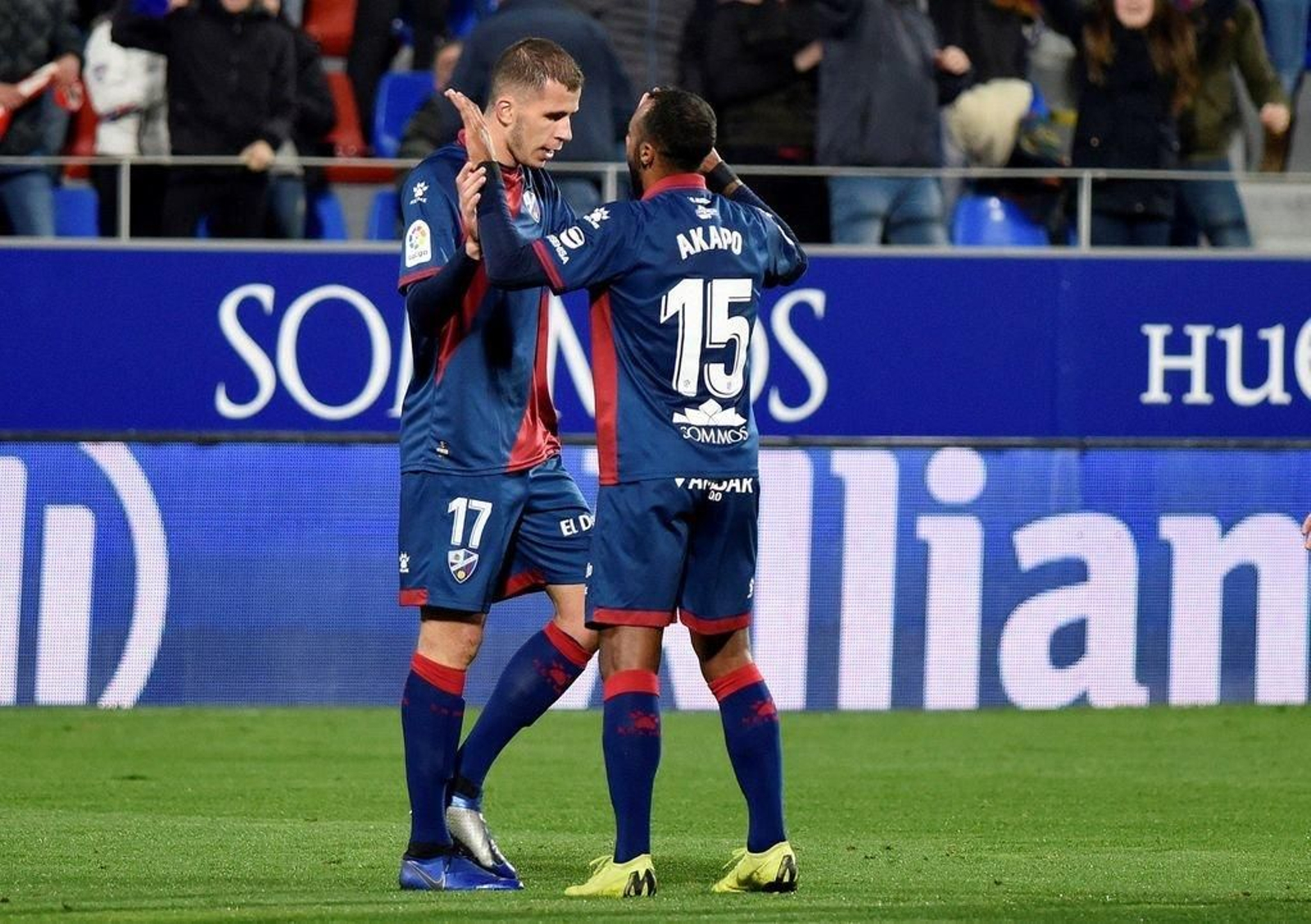 Cristian Rivera y Akapo, jugadores del Huesca, celebran un gol en la jornada anterior.